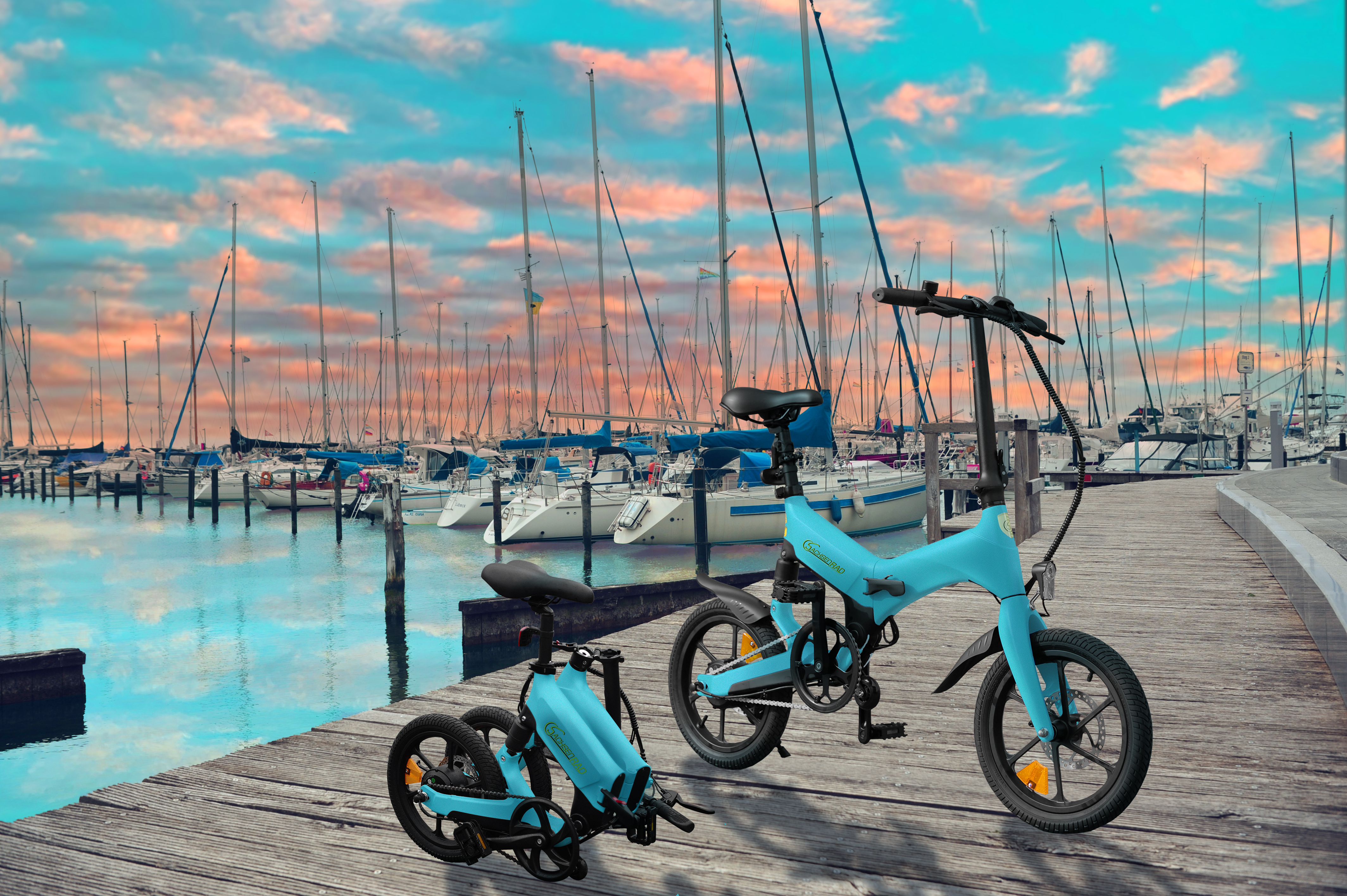 Zwei gefaltete und ein offenes blaues Klapprad auf einem Holzsteg mit Booten und Wasser im Hintergrund.