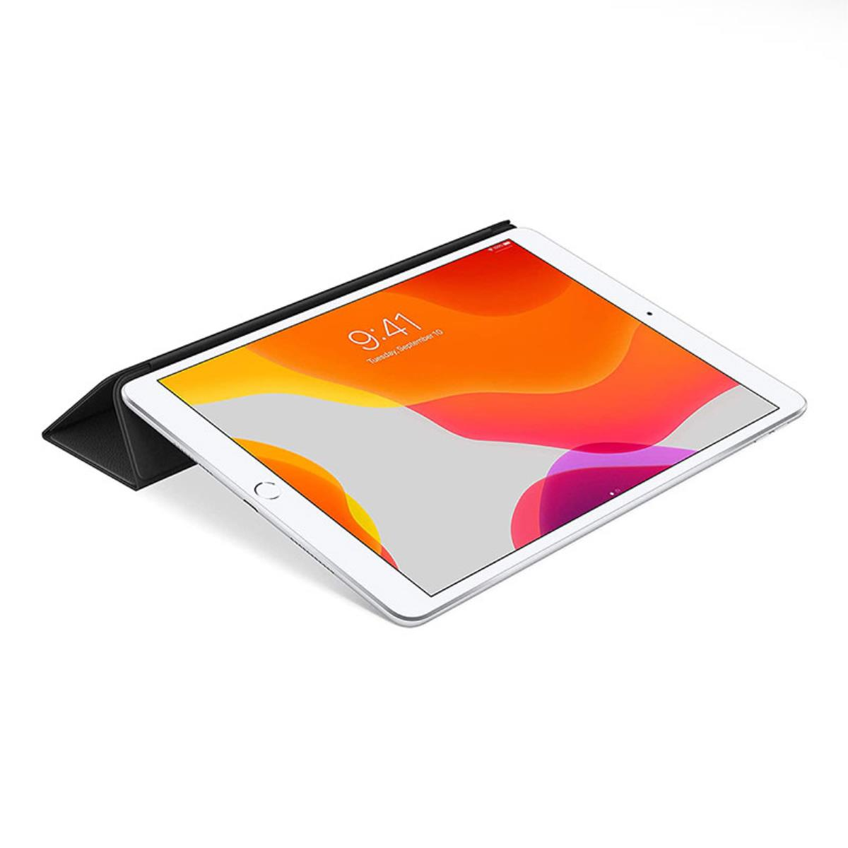Un iPad bianco con una cover nera, leggermente angolato. Lo schermo mostra un'immagine con colori arancioni e bianchi.