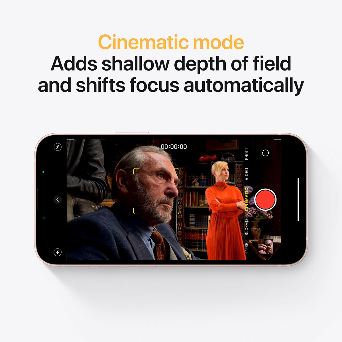 Ekran iPhone'a pokazujący tryb filmowy z mężczyzną i kobietą w pokoju. Tekst: 'Tryb filmowy'.