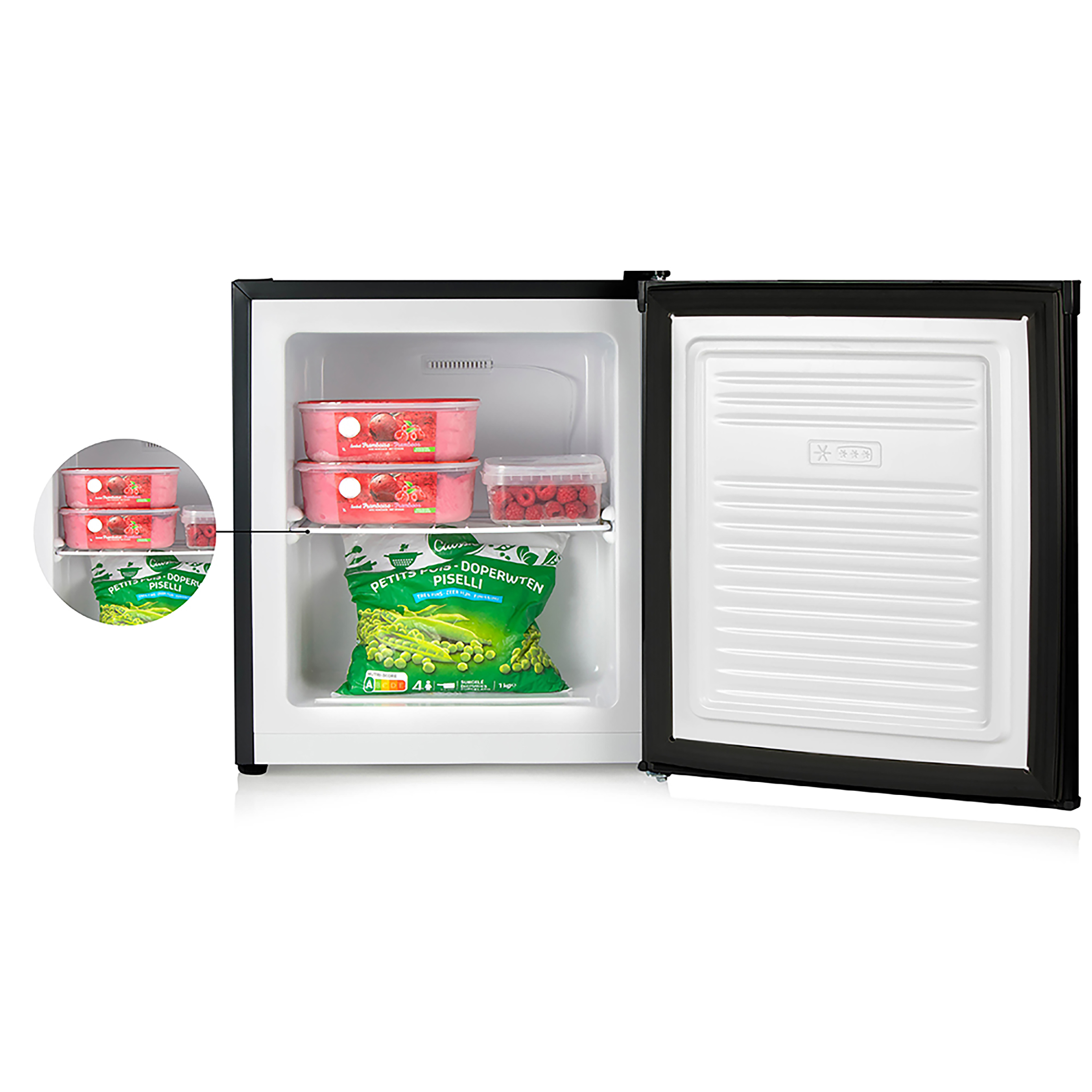 Minikühlschrank offen, zeigt Lebensmittel wie Beeren und Erbsen.