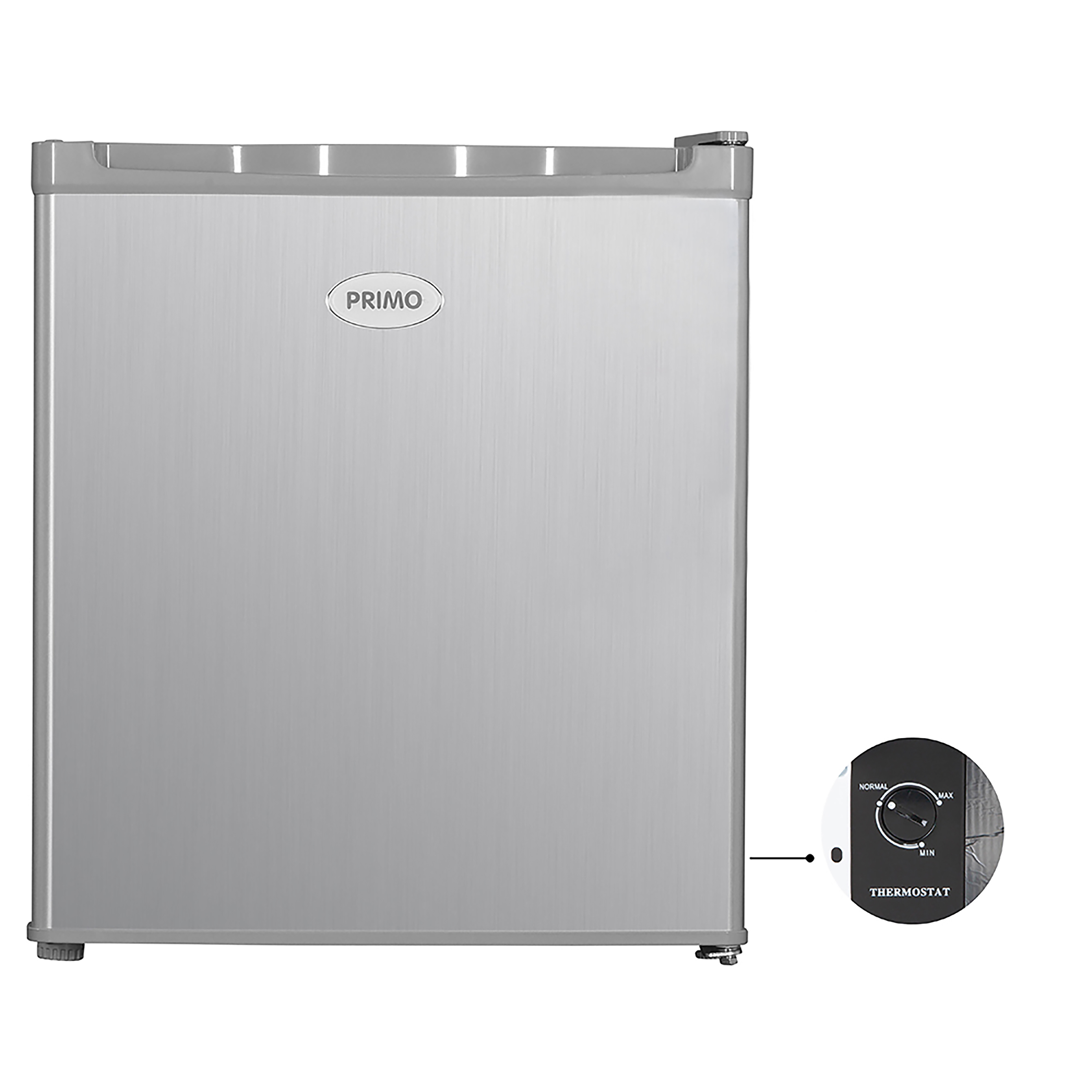 Ein silberner Mini-Kühlschrank mit Thermostat-Drehrad. Der Kühlschrank steht auf weißem Hintergrund.