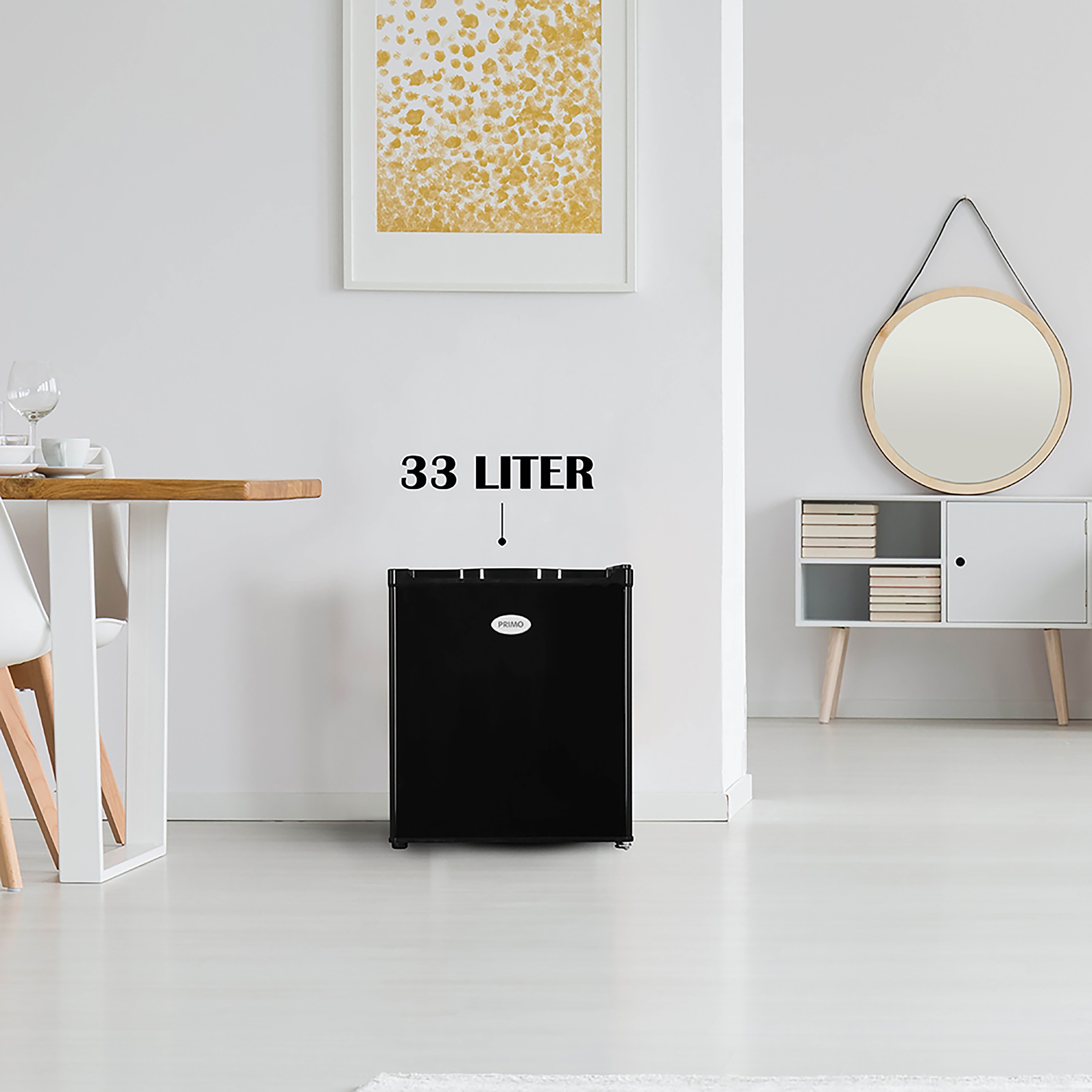 Schwarzer Mini-Kühlschrank mit 33 Liter Fassungsvermögen, in weißem Raum.