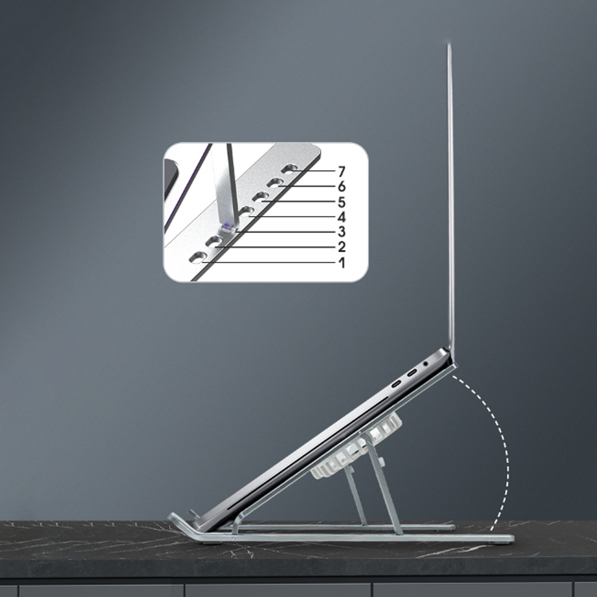 Laptop auf einem silbernen Ständer, der verschiedene Höheneinstellungen zeigt.