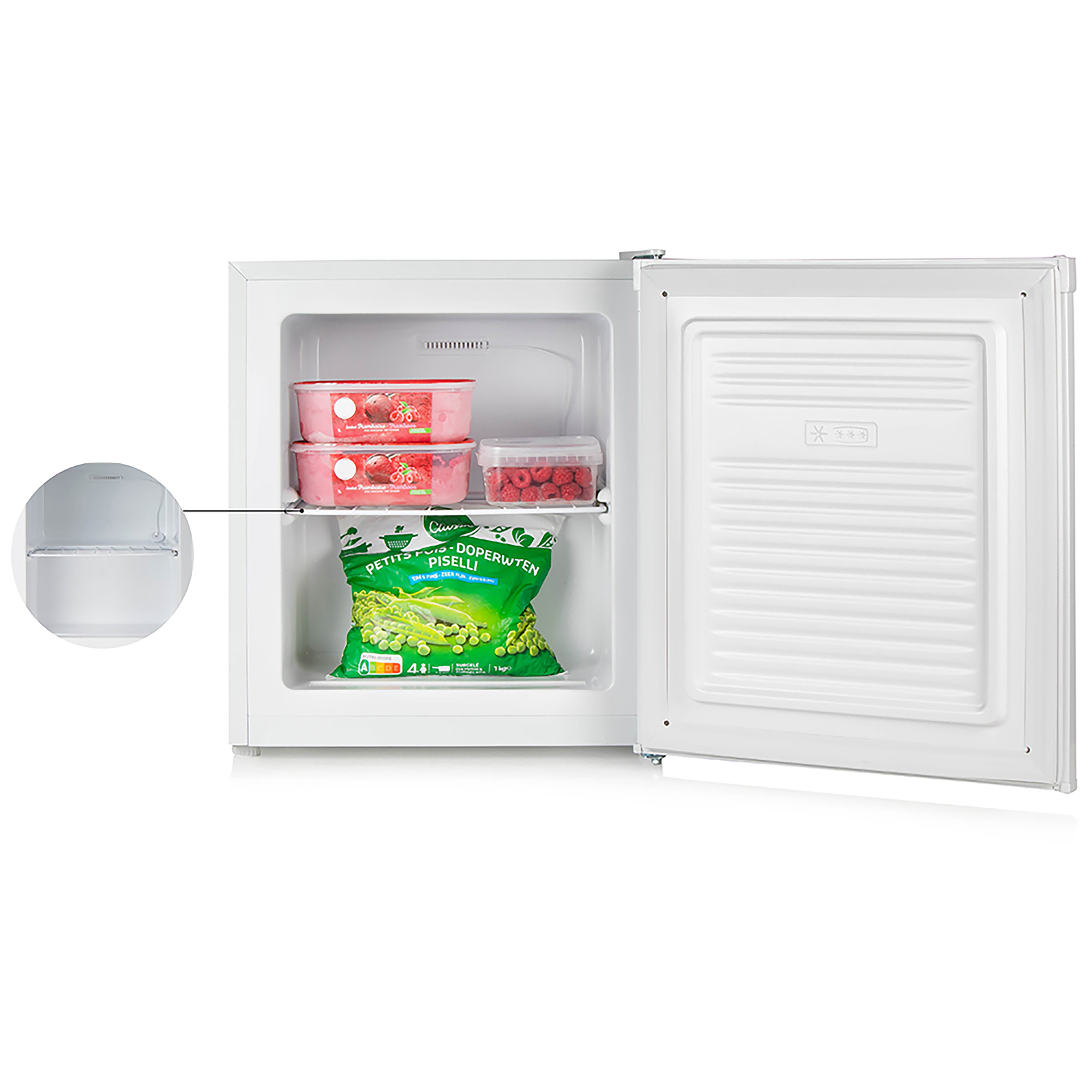 Ein kleiner weißer Kühlschrank mit offener Tür, der Lebensmittel im Inneren zeigt. Eiscreme-Packungen und Erbsen sind sichtbar.