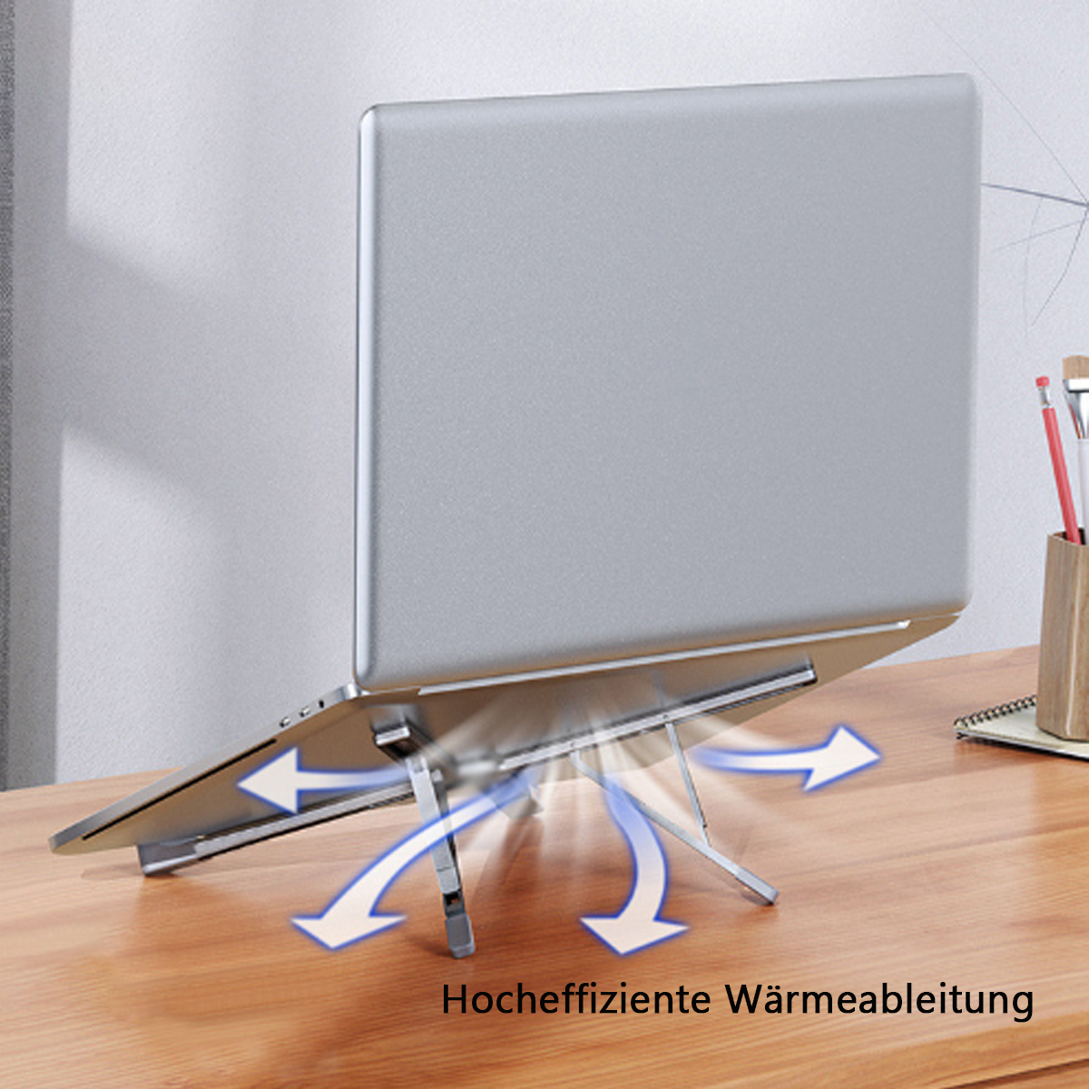 Silberner Laptop auf einem Ständer mit Pfeilen, die den Luftstrom anzeigen. Text: 'Hocheffiziente Wärmeableitung'.