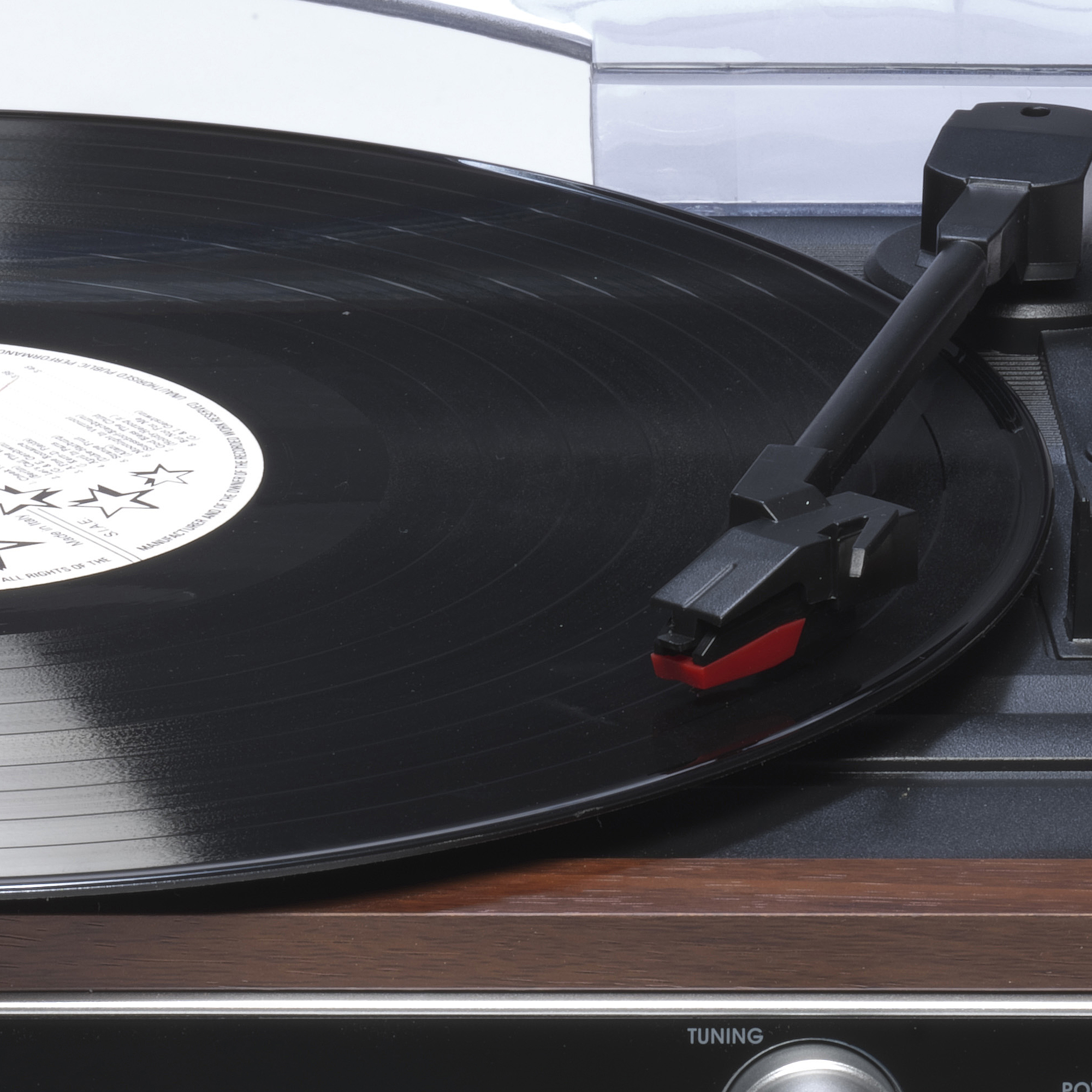 Zbliżenie gramofonu z czarną płytą winylową.