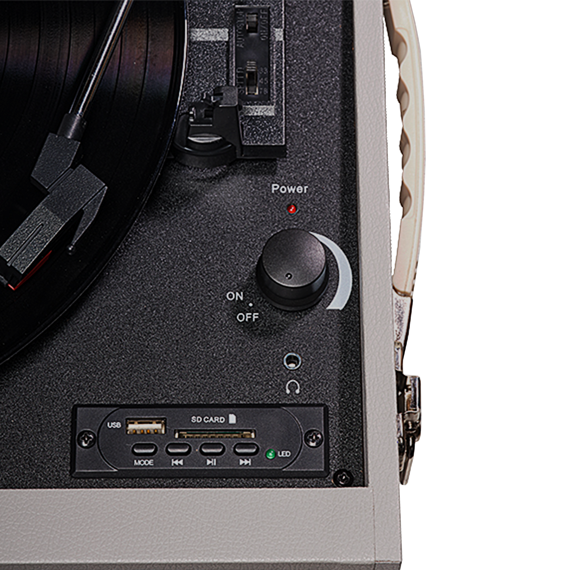 Zbliżenie gramofonu z elementami sterowania i uchwytem, na białym tle.