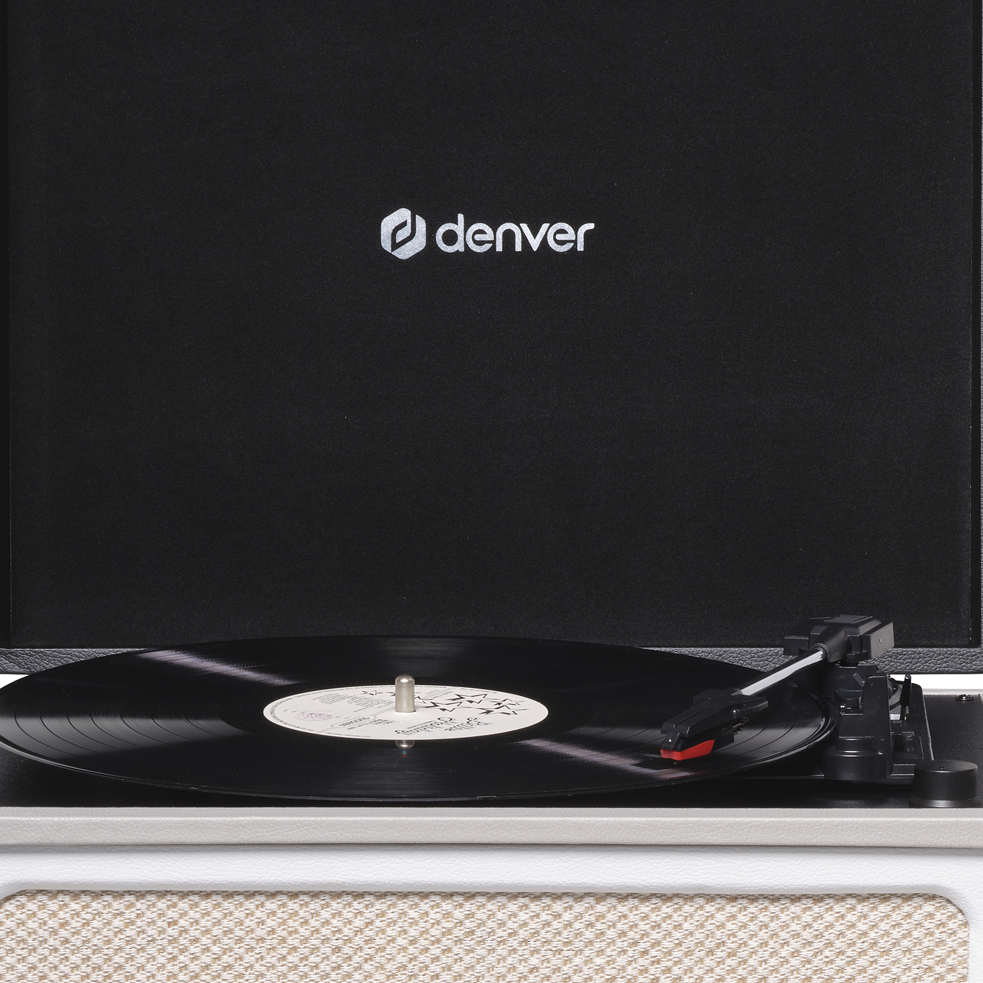 Czarny gramofon z grającą płytą winylową. Marka 'denver' jest widoczna na urządzeniu.