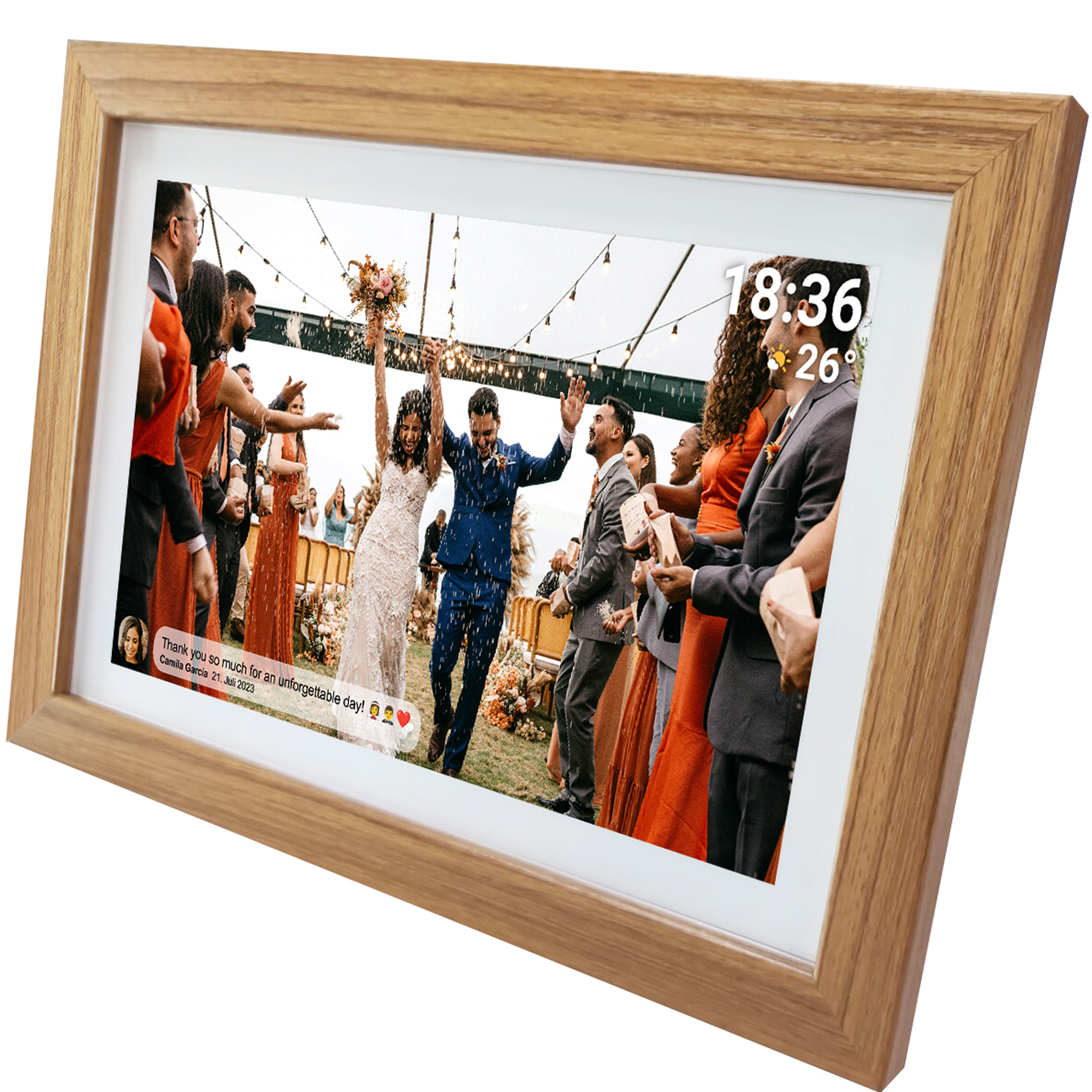 Ramka ze zdjęciem ślubnym. Para świętuje, goście wiwatują. Cyfrowy wyświetlacz pokazuje czas i temperaturę.