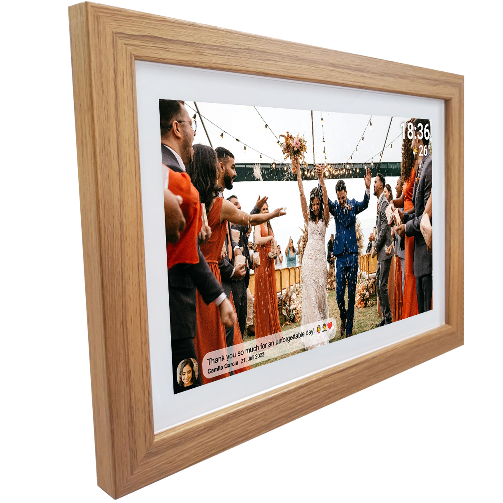 Cyfrowa ramka na zdjęcia w drewnianej ramie wyświetla ślub.