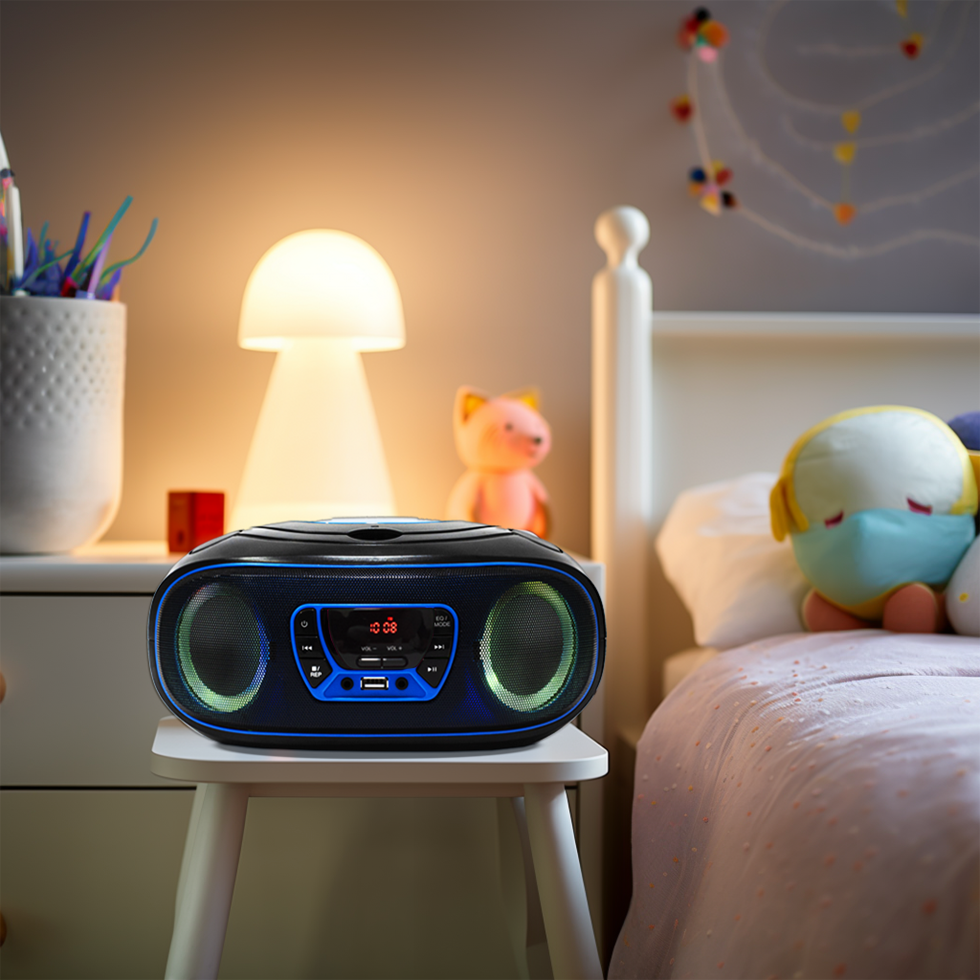Boombox na białym stołku w pokoju dziecięcym. Lampa, zabawki i łóżko w tle.