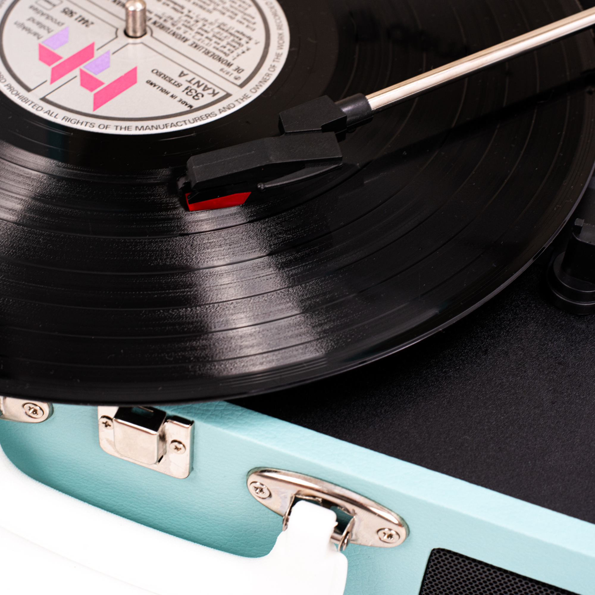 Tocadiscos con un disco de vinilo, reproduciendo, primer plano.