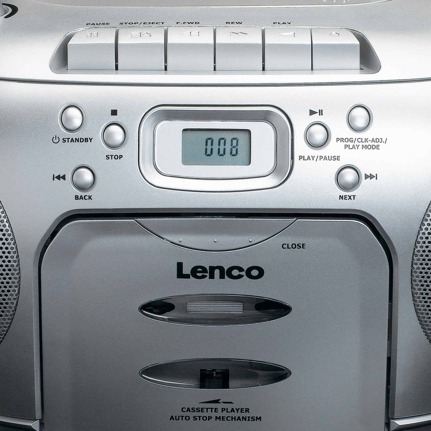 Gros plan d'une radio stéréo argentée avec des boutons. L'affichage numérique affiche '008'. La marque 'Lenco' est visible.