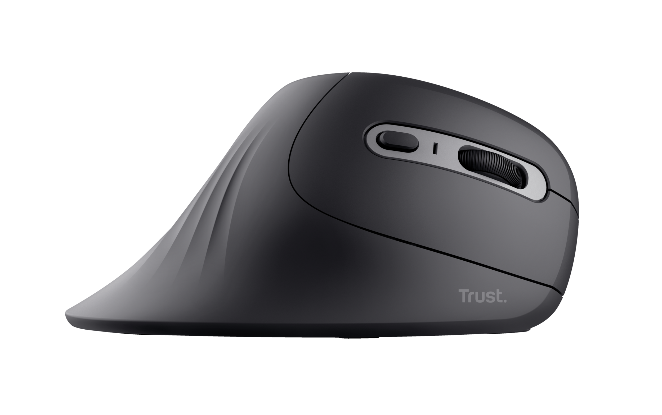 Een donkergrijze ergonomische muis met een wiel en knoppen, op een zwarte achtergrond.