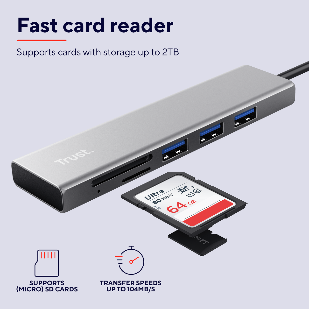 Zilveren Trust USB-hub met kaartlezer, met een SD-kaart erin.
