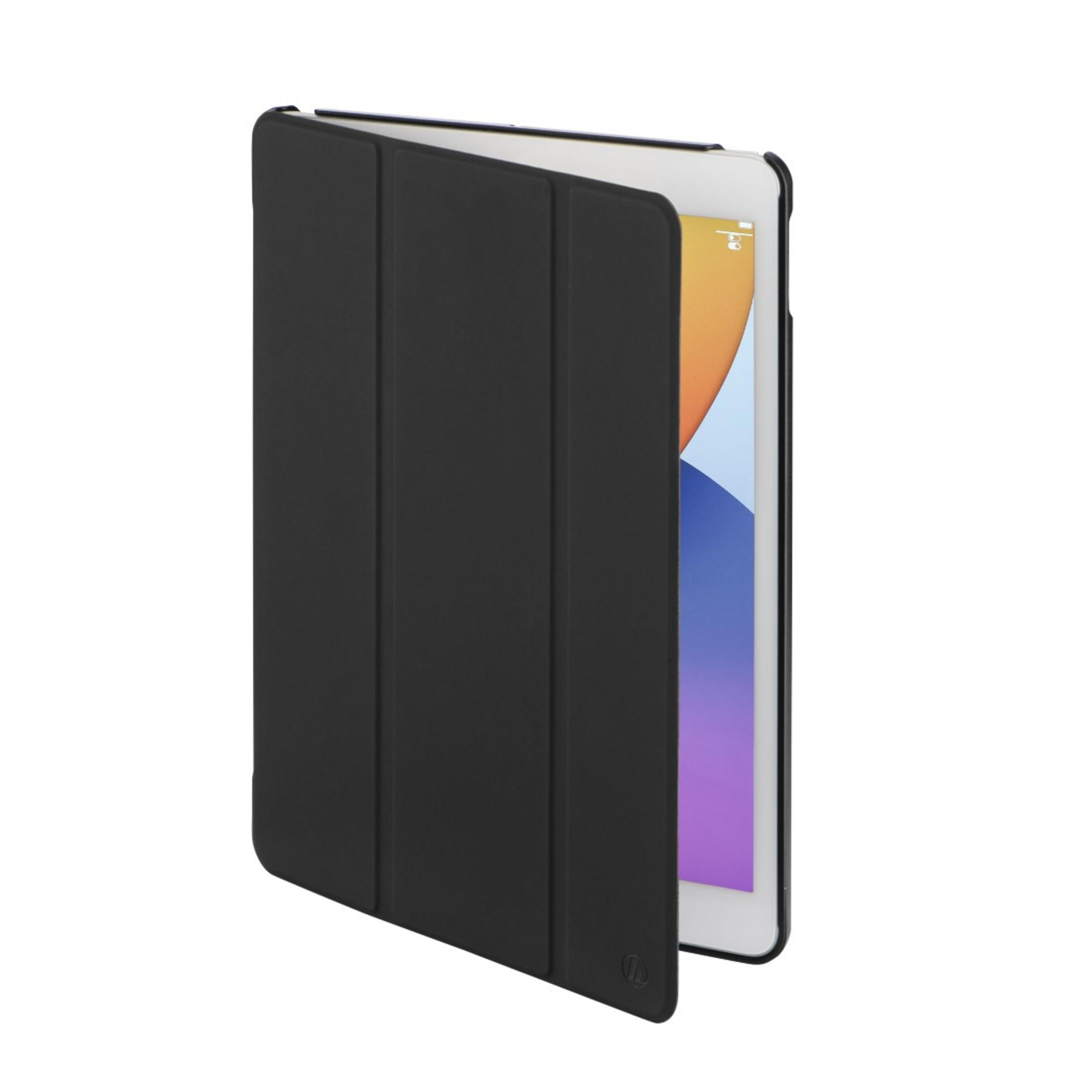 Eine schwarze Tablethülle mit gefaltetem Deckel, die den Bildschirm des Tablets zeigt.