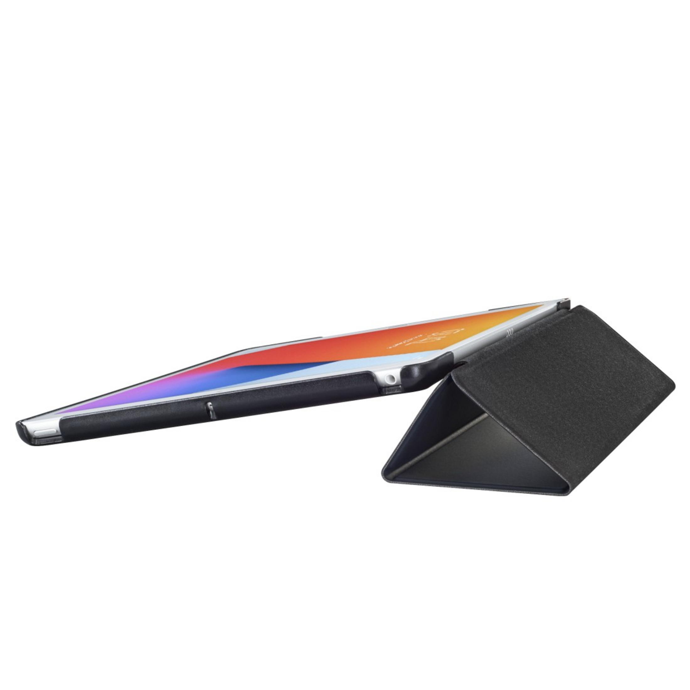 Tablet mit schwarzer Hülle, aufgestellt. Die Hülle ist als Ständer auf weißem Hintergrund gefaltet.