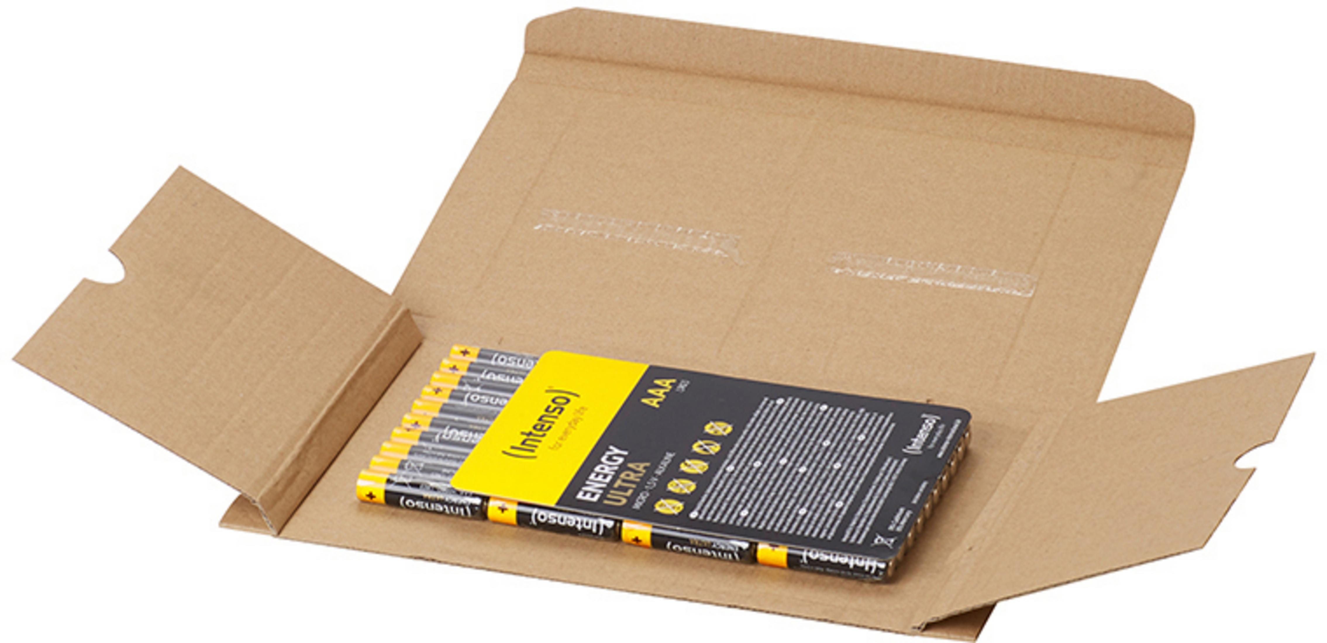 Caja de cartón abierta que contiene un paquete de pilas AAA. El paquete de baterías es amarillo y negro. La caja es marrón.