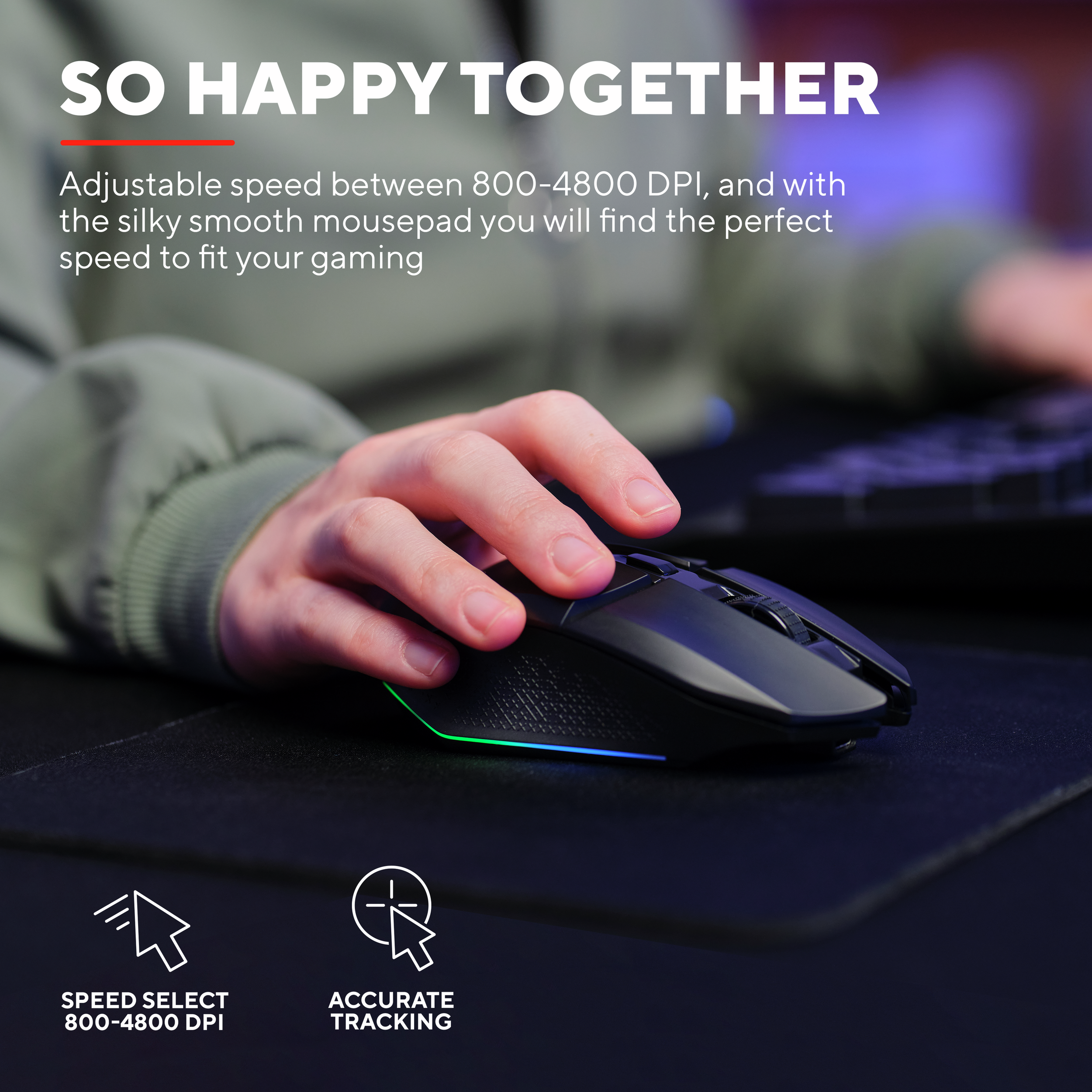 Dłoń używająca czarnej myszy gamingowej na podkładce. Podświetlenie RGB.