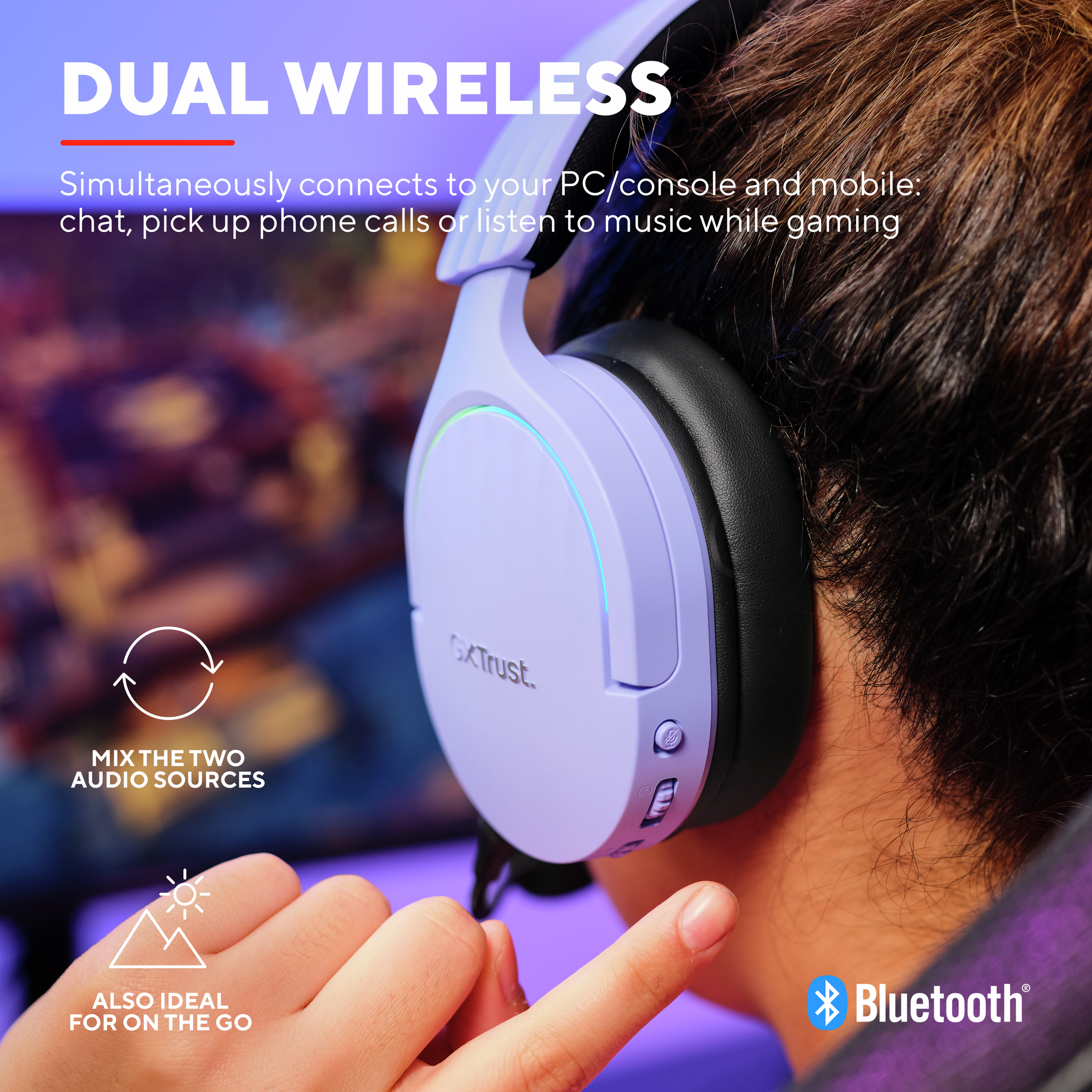 Fioletowe słuchawki bezprzewodowe, z głową i ramionami osoby, niebieskie światło.