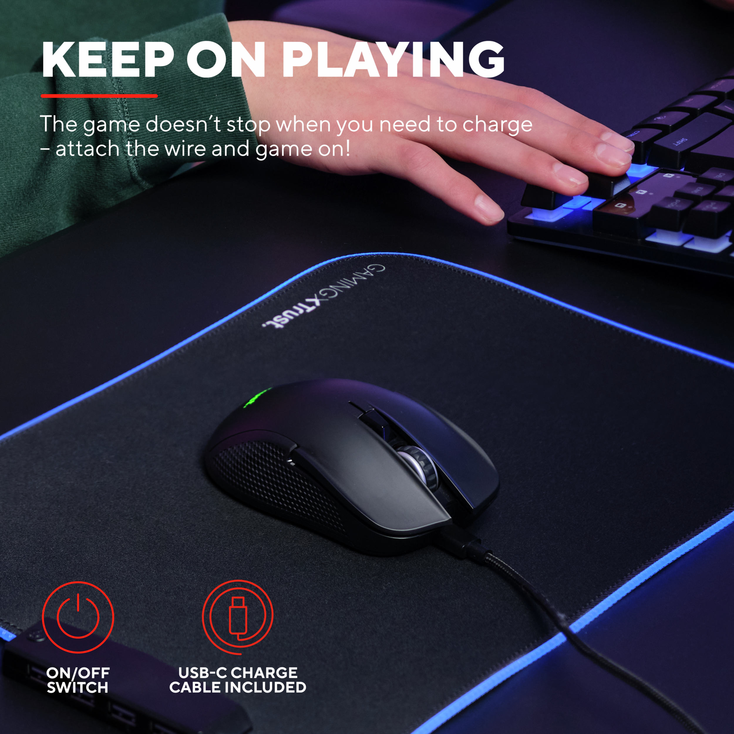 Souris noire sur un tapis de souris gaming avec bords bleus. Texte : Continuez à jouer. Câble USB-C inclus.