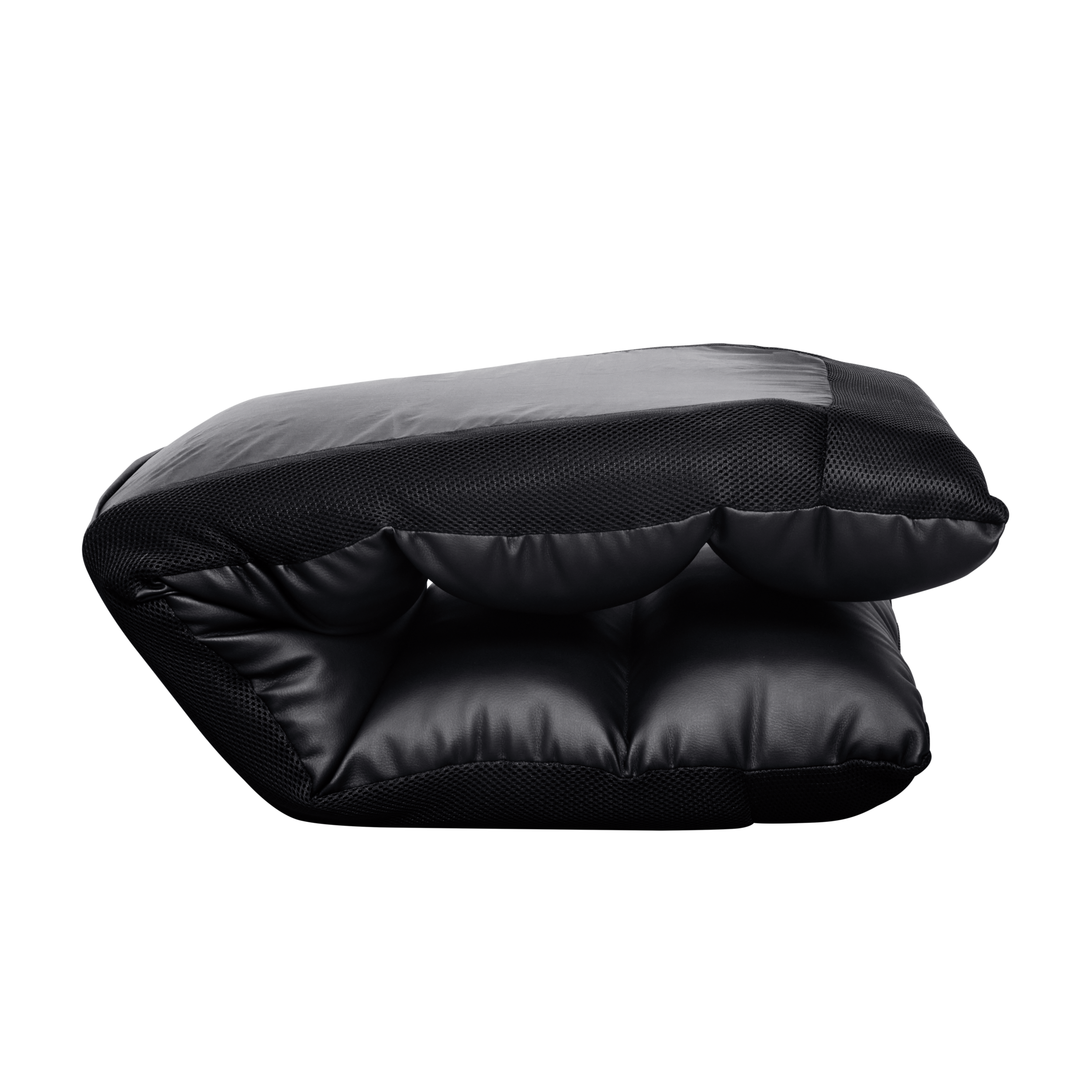 Czarne, złożone, amortyzowane siedzenie. Ma siatkową górę i błyszczącą, pikowaną, skóropodobną podstawę. Tło jest czarne.