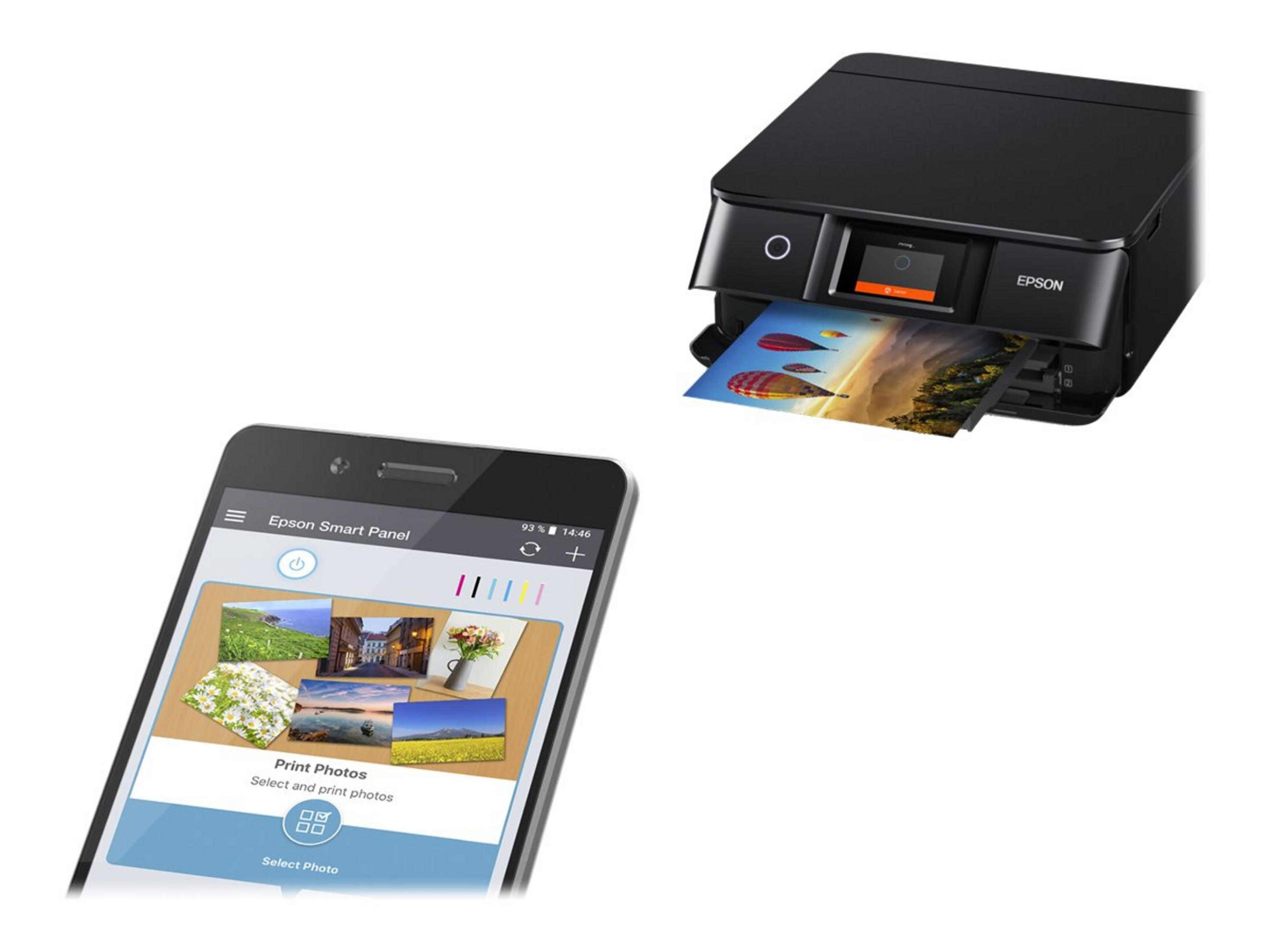 Drukarka Epson drukuje zdjęcia. Telefon wyświetla aplikację do wyboru zdjęć. Na telefonie pojawiają się obrazy scenerii przyrody.