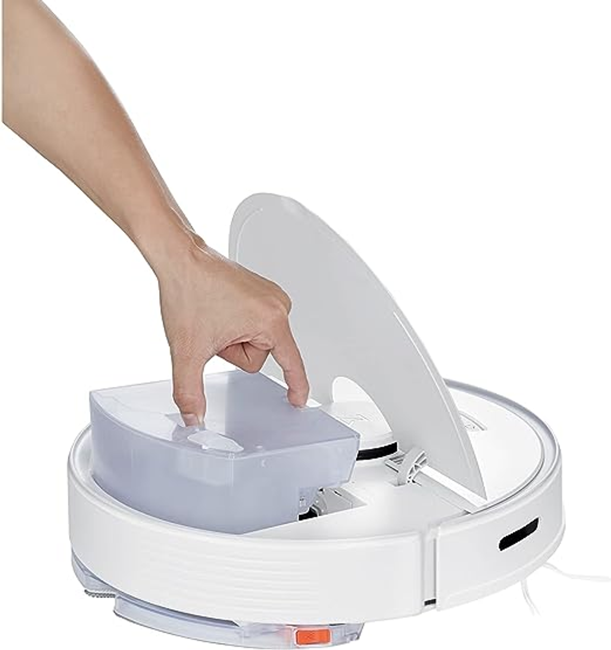 Una mano sta mettendo acqua in un robot aspirapolvere.