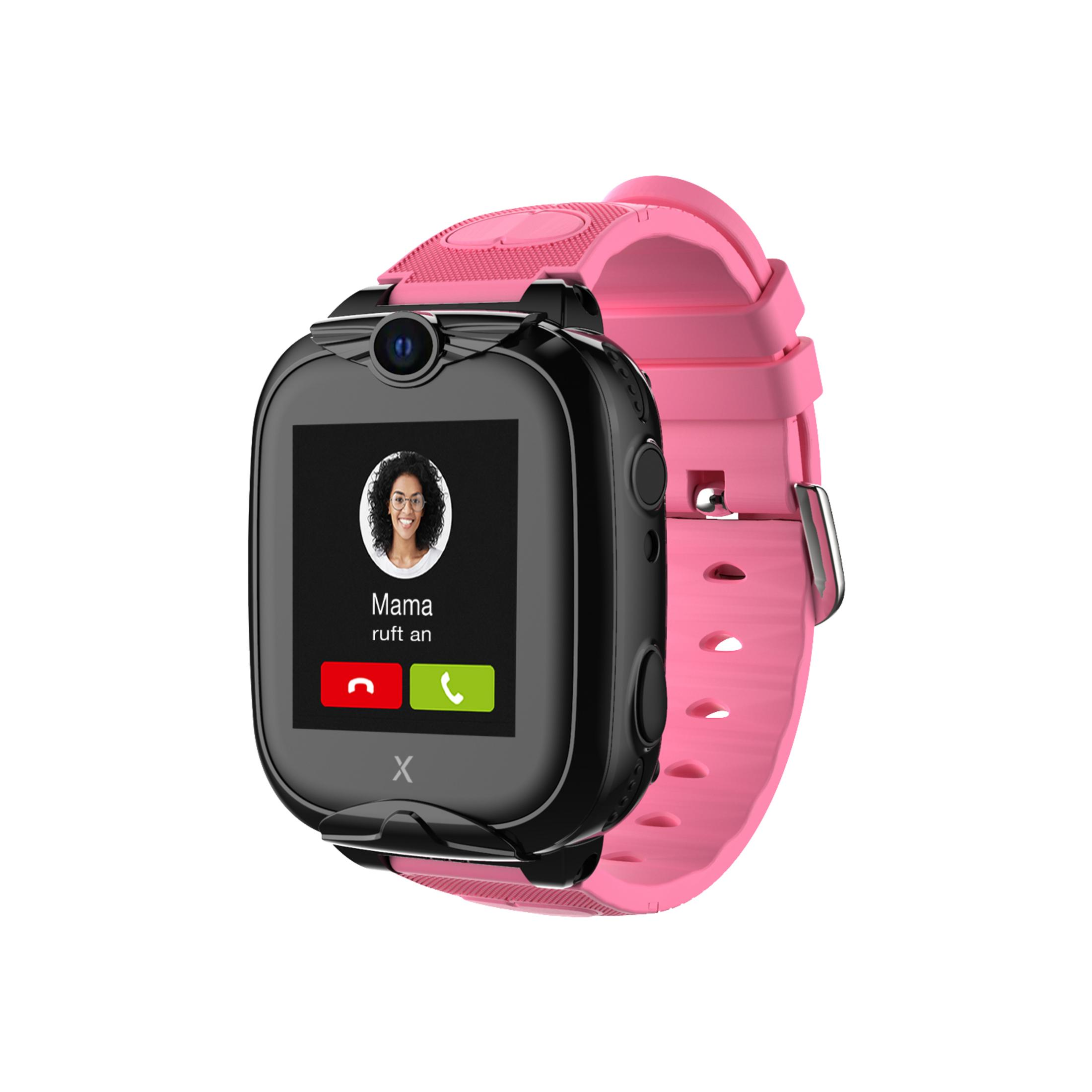 Eine pinke Smartwatch zeigt einen Anruf von 'Mama' mit Annehmen/Ablehnen-Tasten.