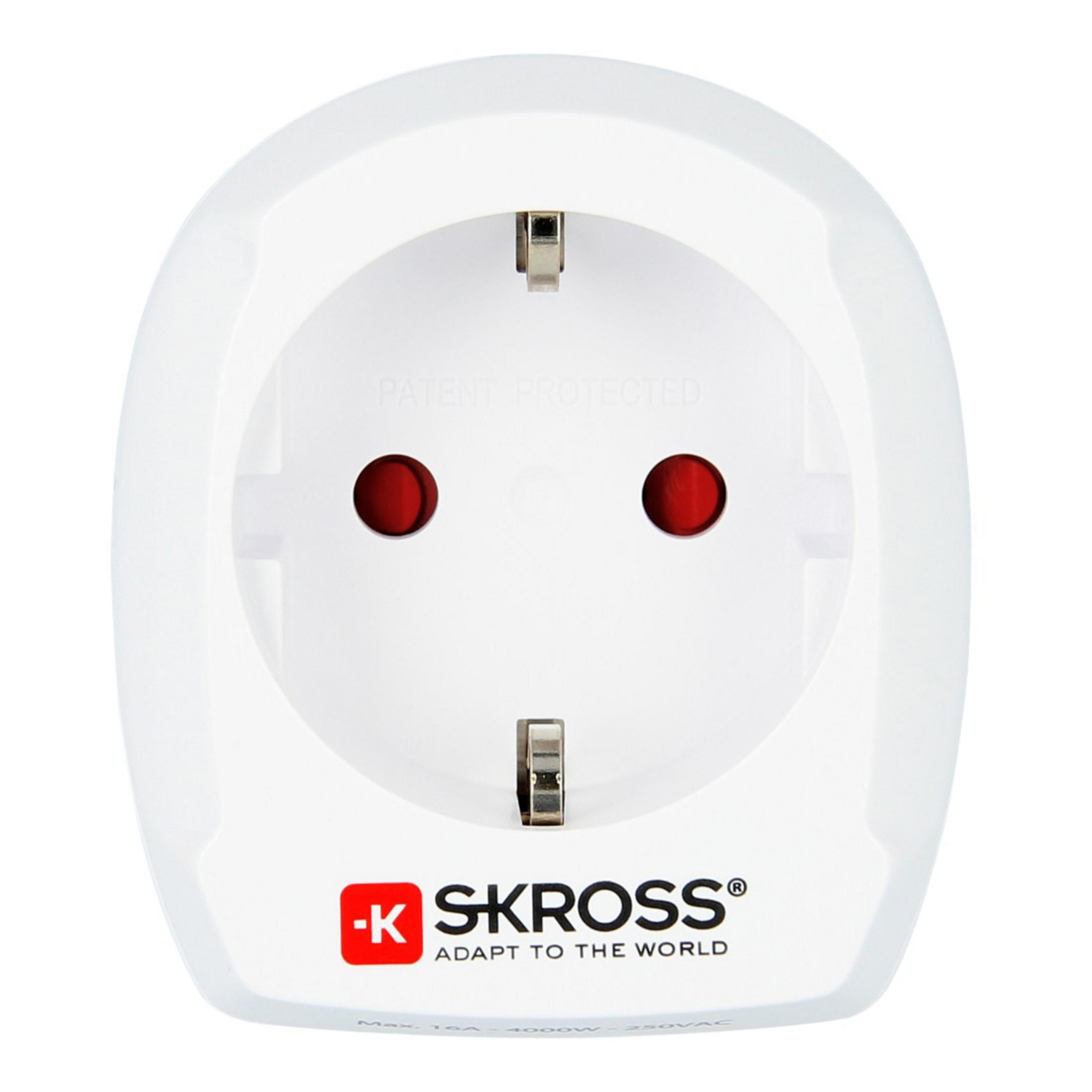Un adattatore per presa europeo bianco con due fori rossi e due pin metallici. L'adattatore ha un logo K-SKROSS.