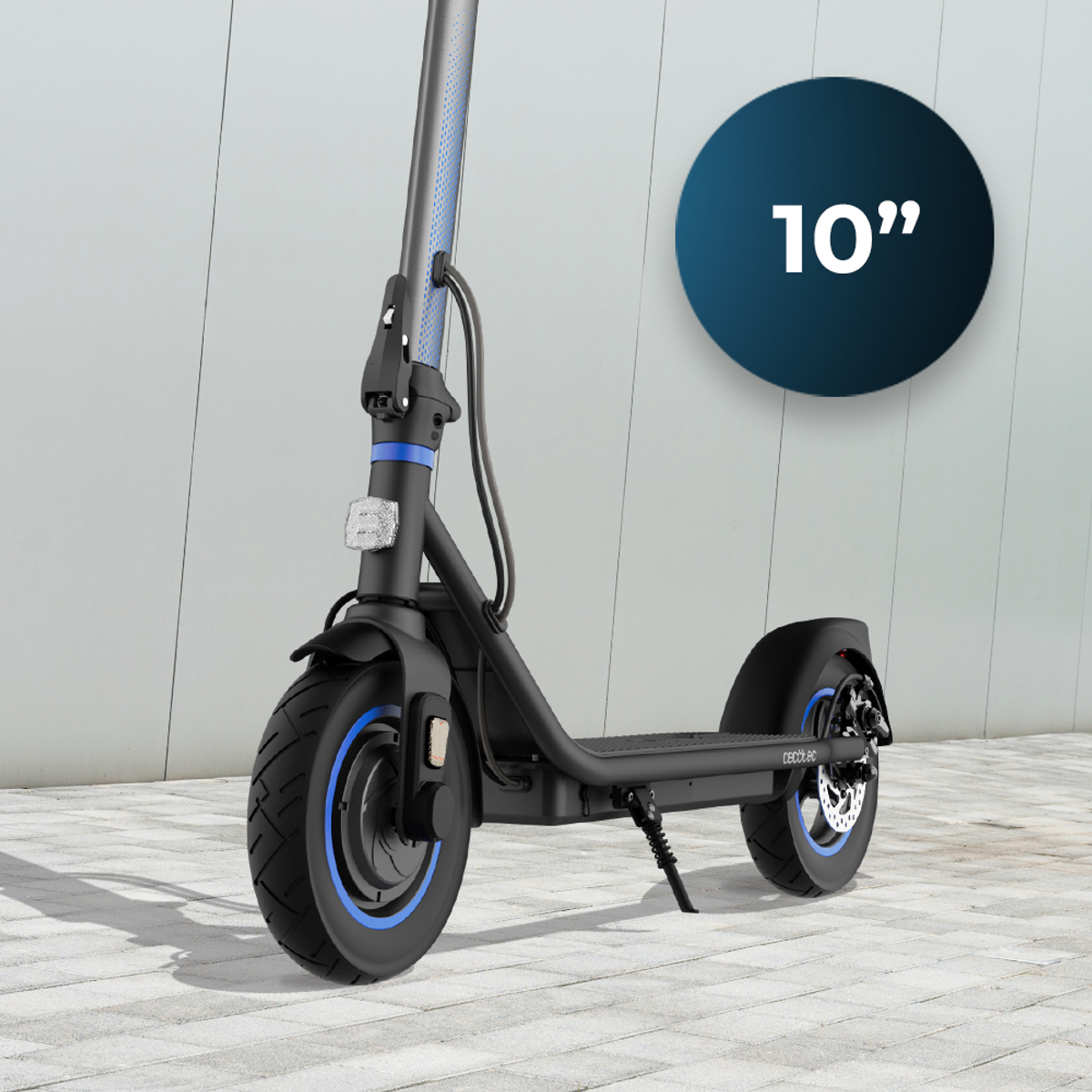 Un patinete eléctrico negro con detalles azules y una rueda de 10", estacionado en una acera.