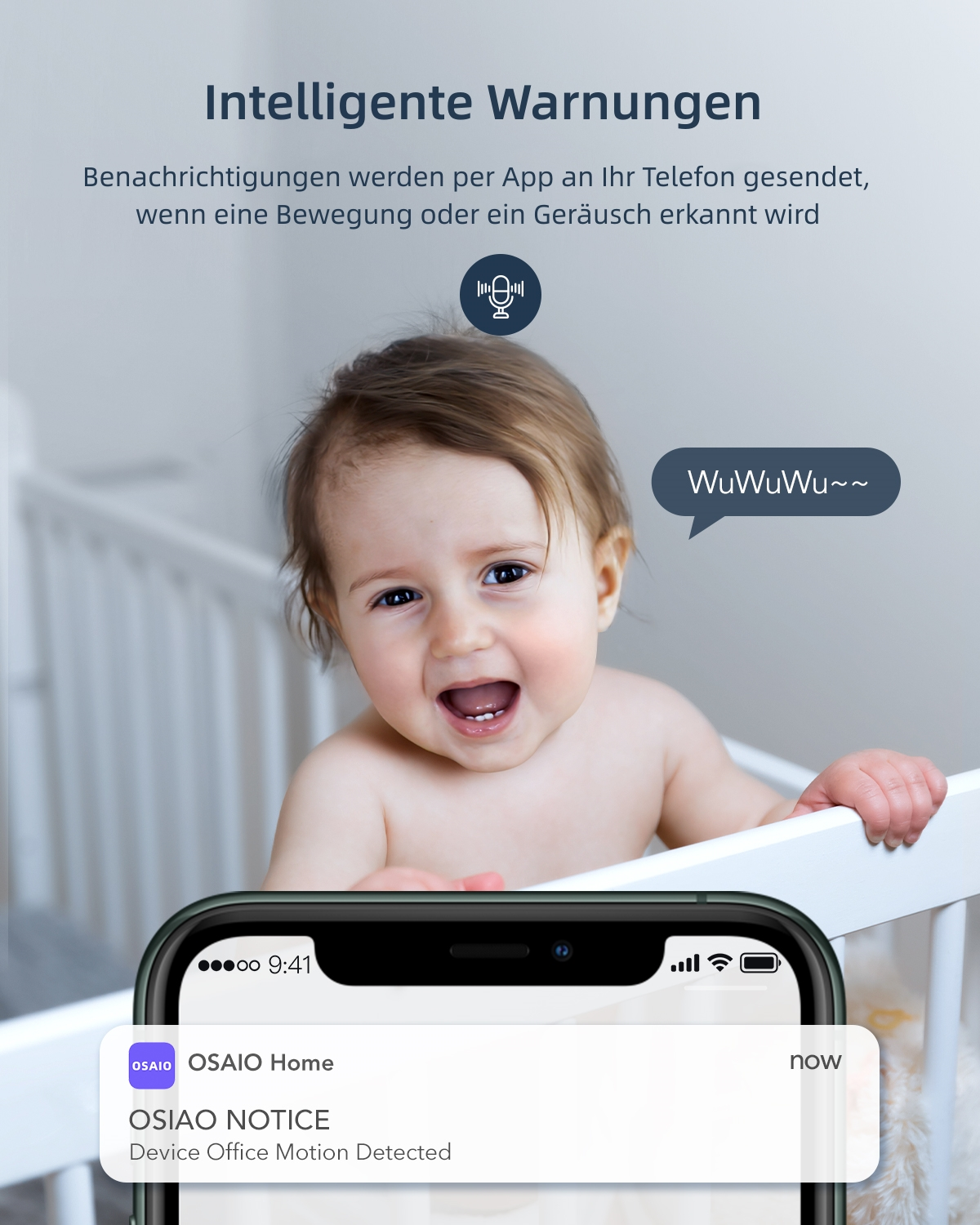 Ein Baby in einem Kinderbett lächelt ein Telefon an, das eine Benachrichtigung anzeigt. Die Benachrichtigung lautet 'Bewegung erkannt'.