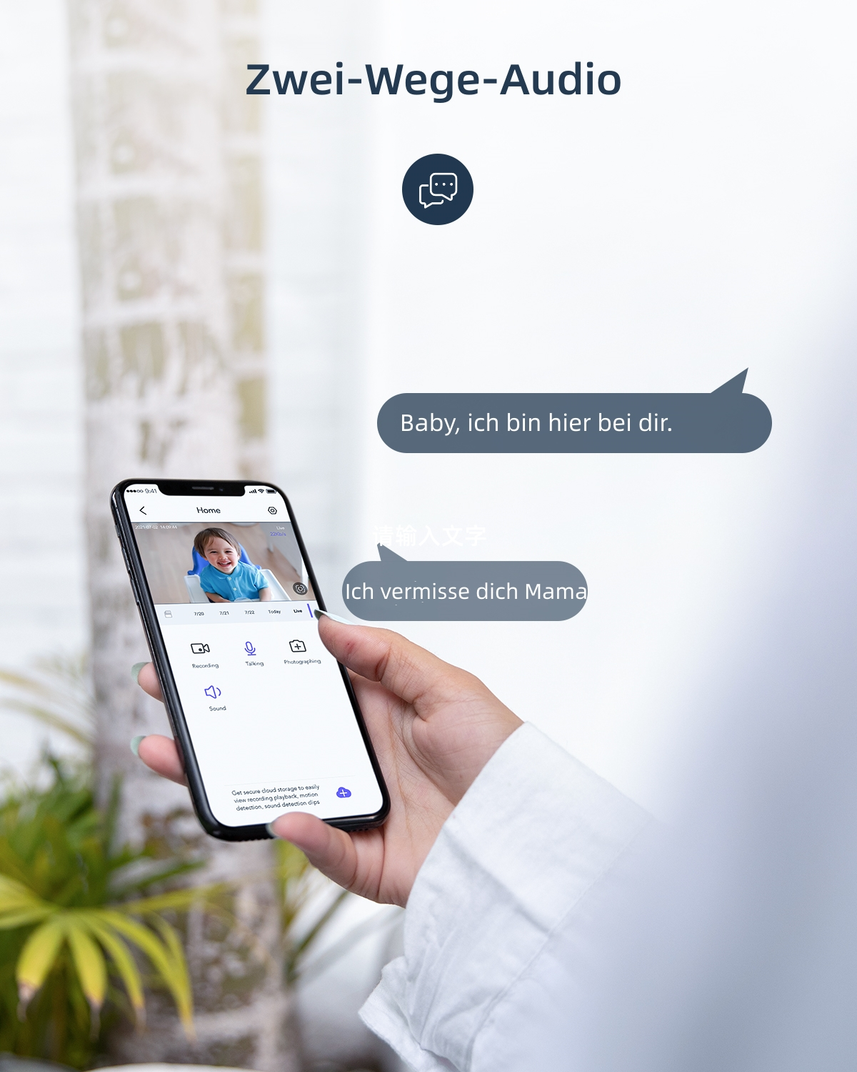 Eine Person hält ein Smartphone mit einer Babyfon-App. Textblasen auf Deutsch.