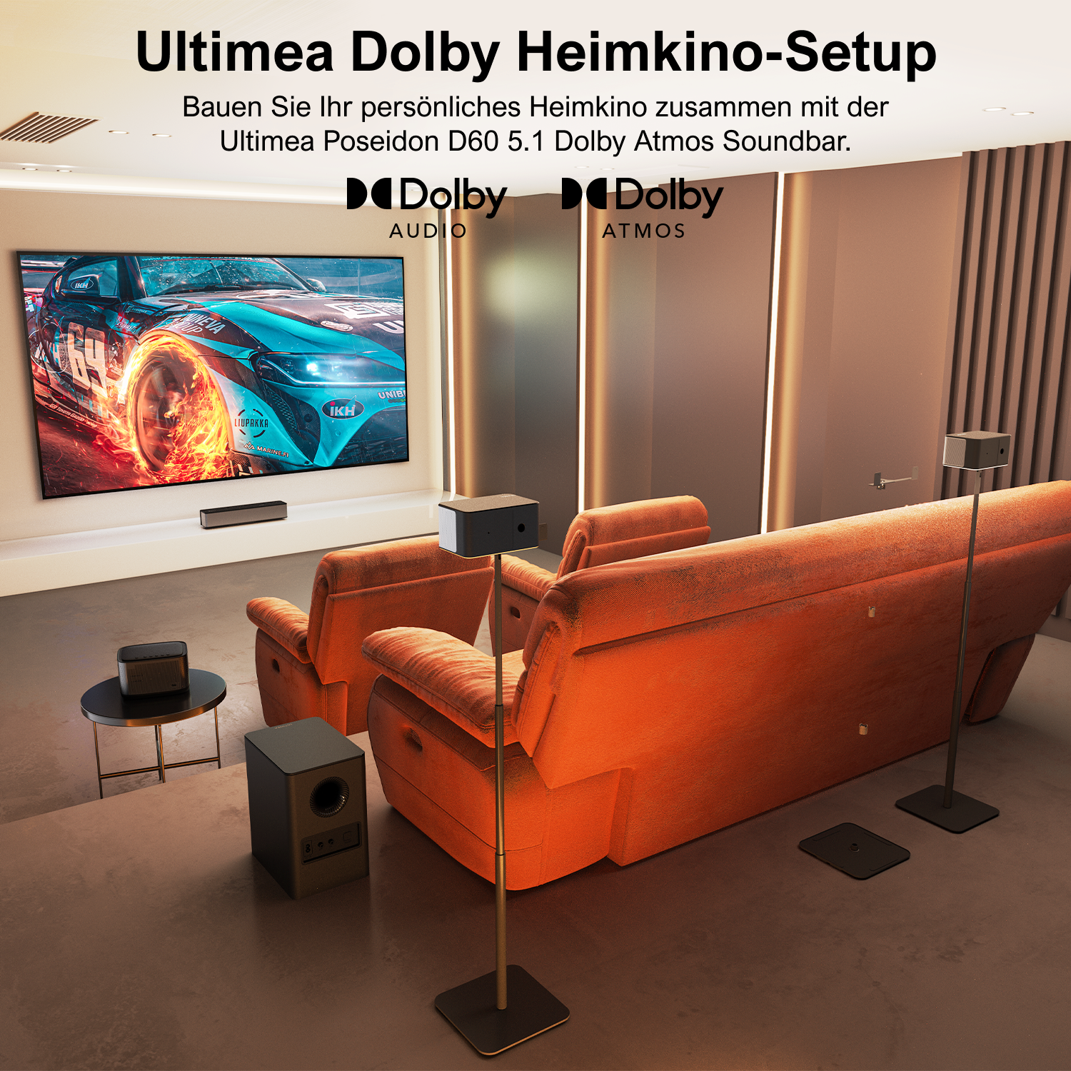 Ein Heimkino-Setup mit Lautsprechern, einem Fernseher und orangefarbenen Sofas mit blauem Hintergrund.