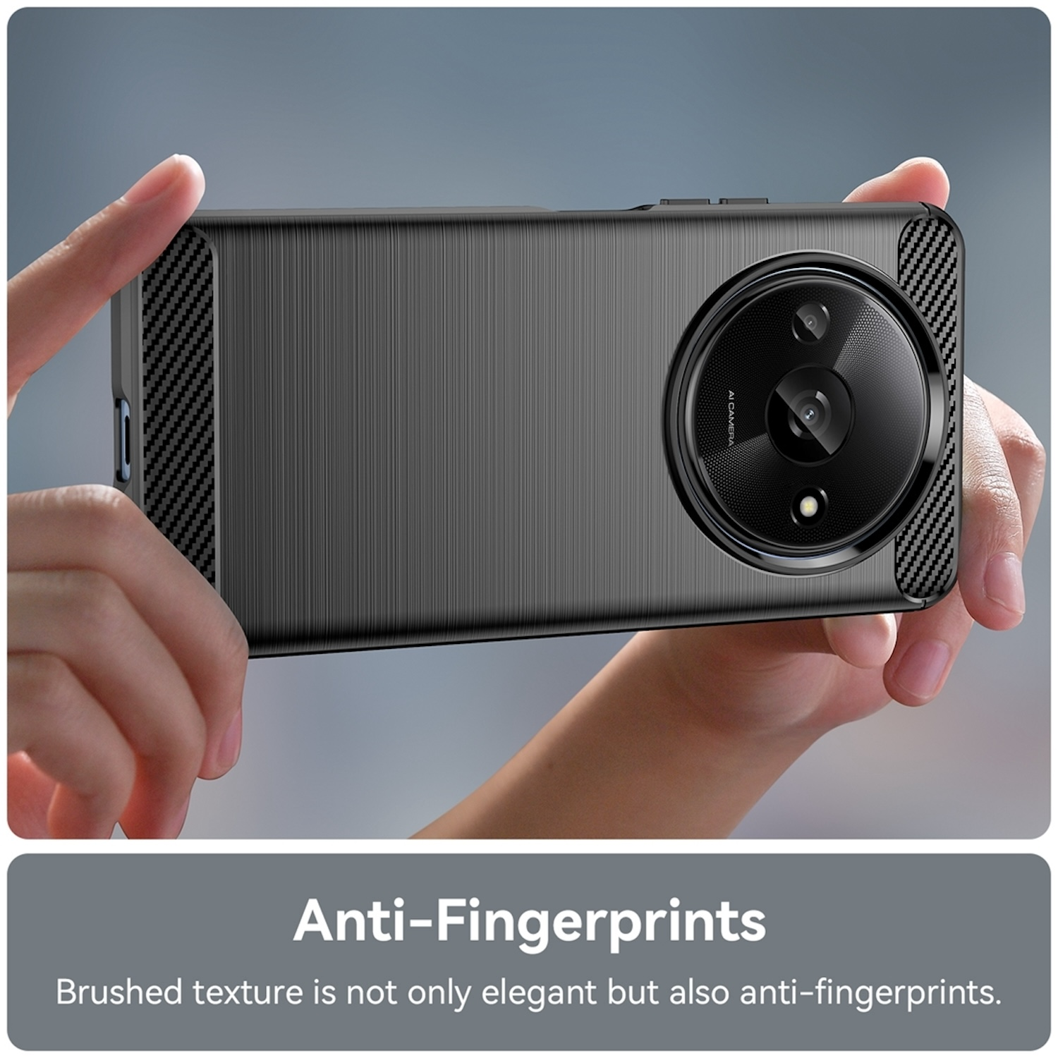 Un teléfono en una funda sostenido por manos. La funda tiene una textura de metal cepillado.