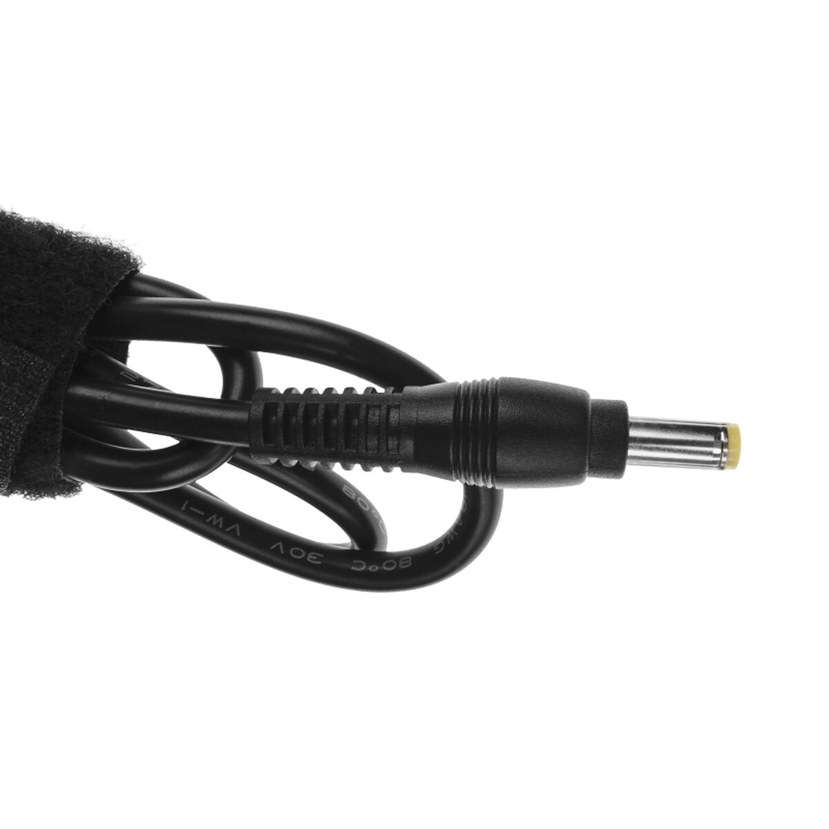 Nahaufnahme eines schwarzen Netzteils mit einem mit Klettverschluss umwickelten Stecker.
