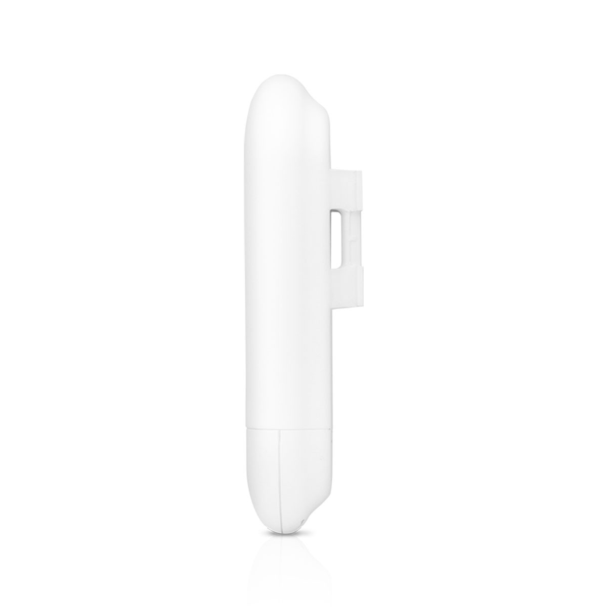 Un dispositivo de red Ubiquiti blanco, visto de lado, sobre un fondo blanco.