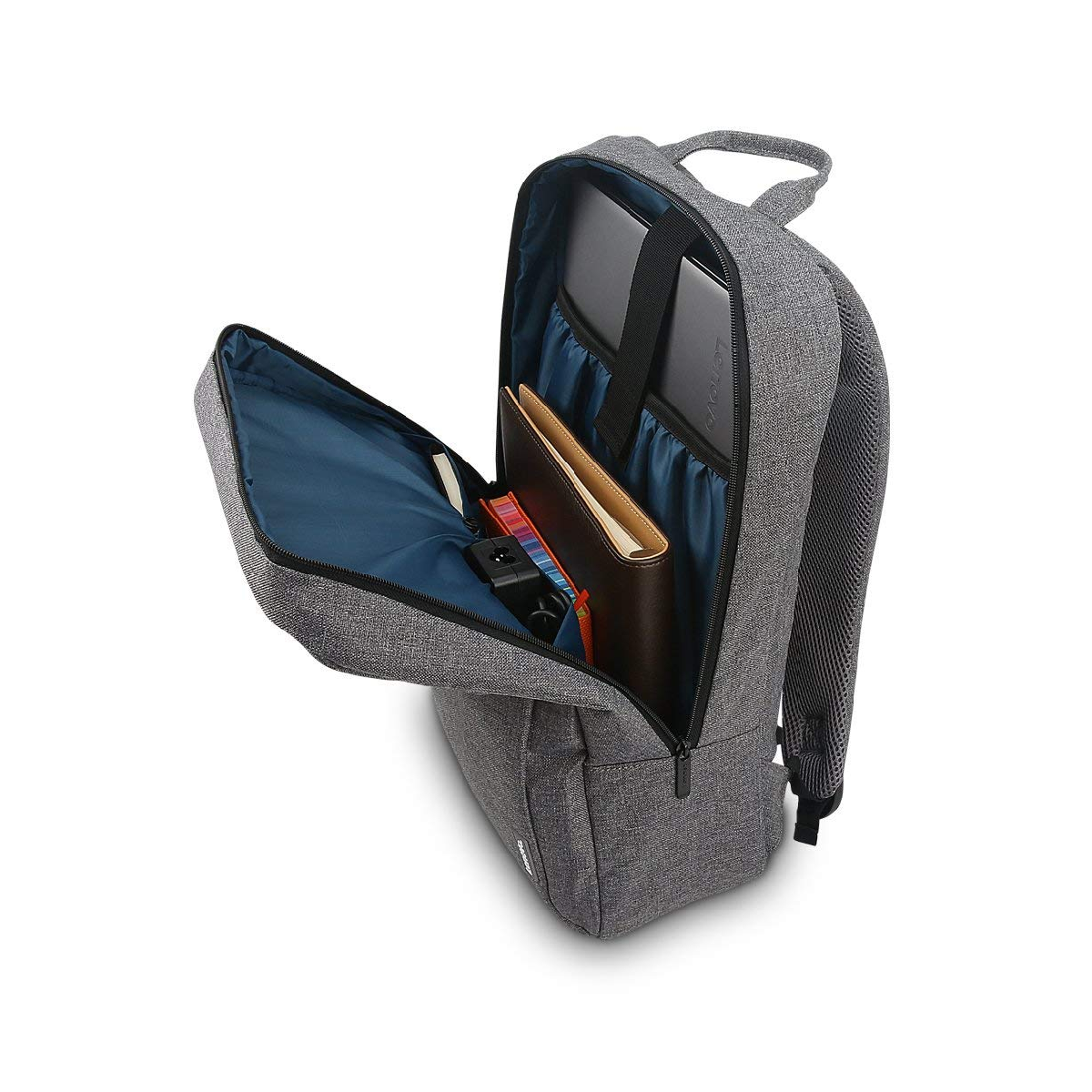 Grauer Rucksack mit offenen Fächern. Enthält Laptop, Geldbörse, Ladegerät und andere Dinge.