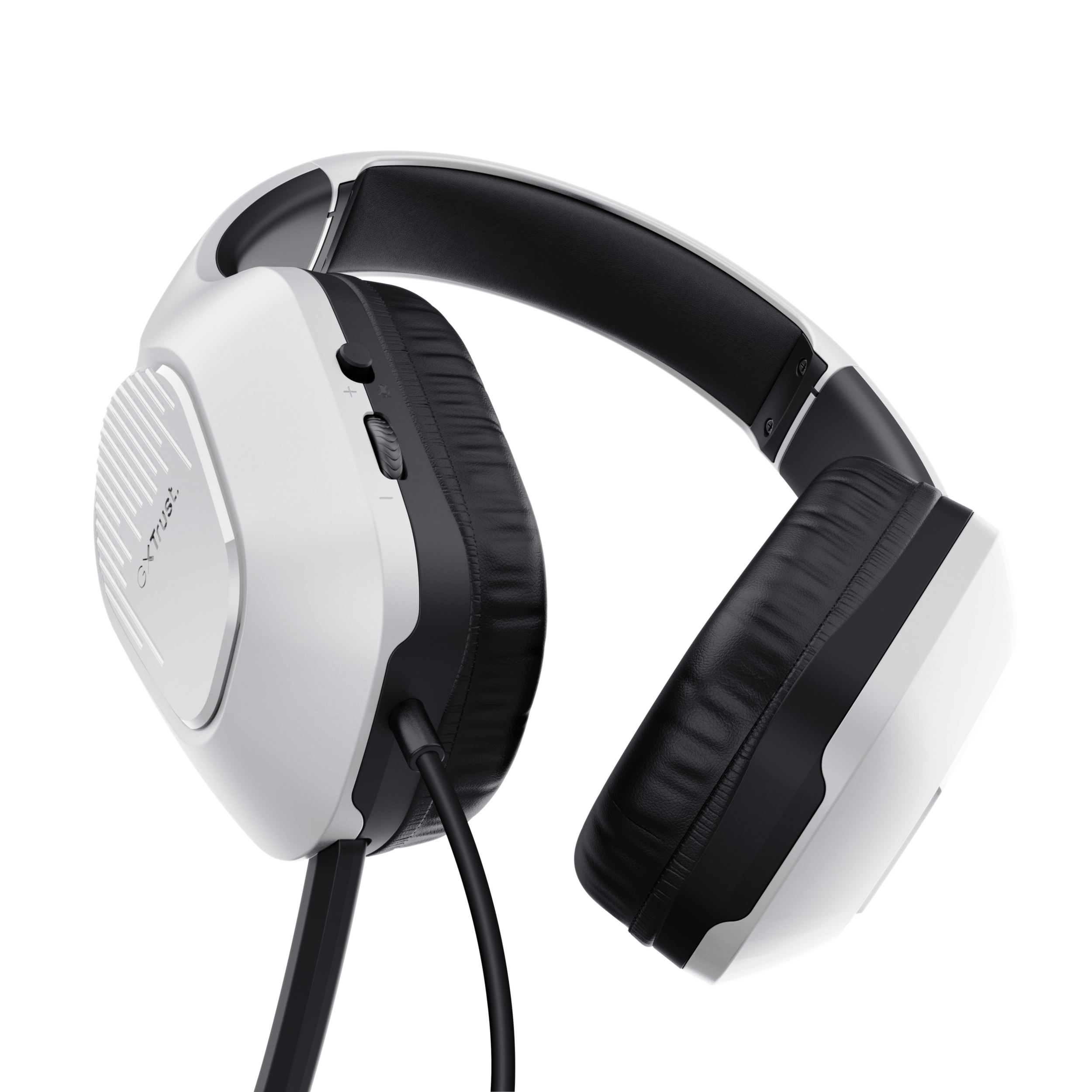 Casque blanc et noir avec un câble, vue en biais. Fond noir.