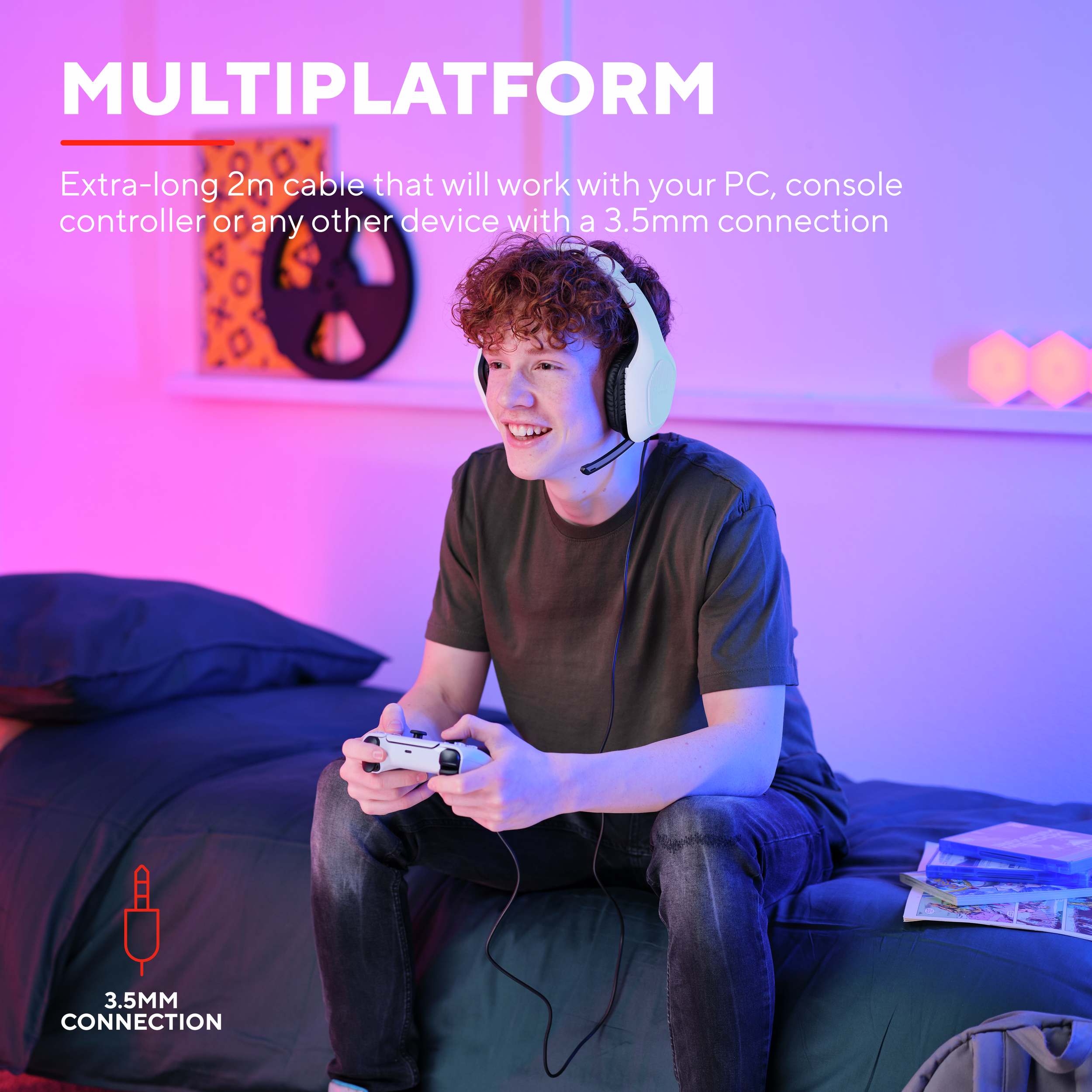 Un jeune homme portant un casque avec un microphone, jouant à un jeu avec une manette.