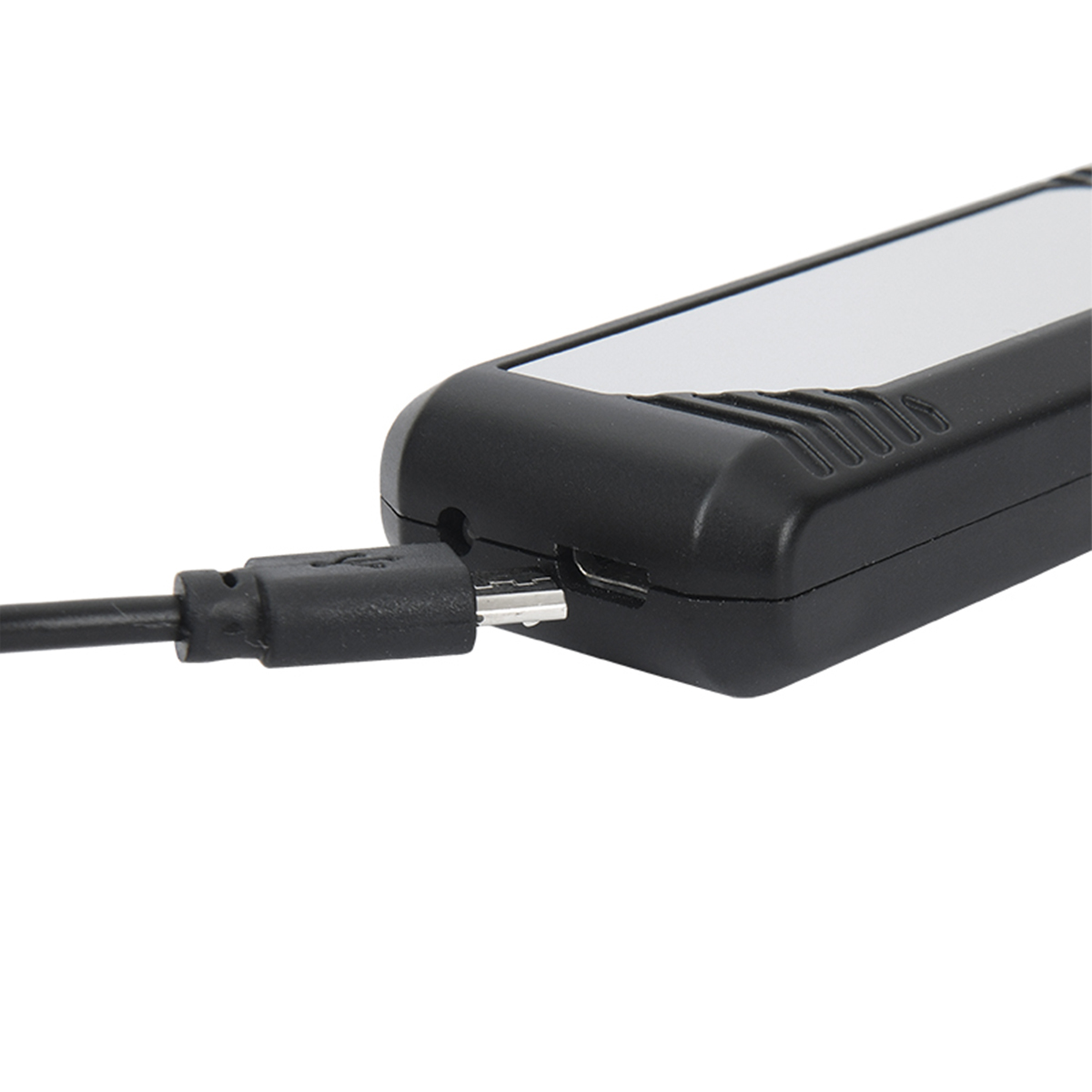 Nahaufnahme eines schwarzen Geräts mit USB-Anschluss und angeschlossenem USB-Kabel.
