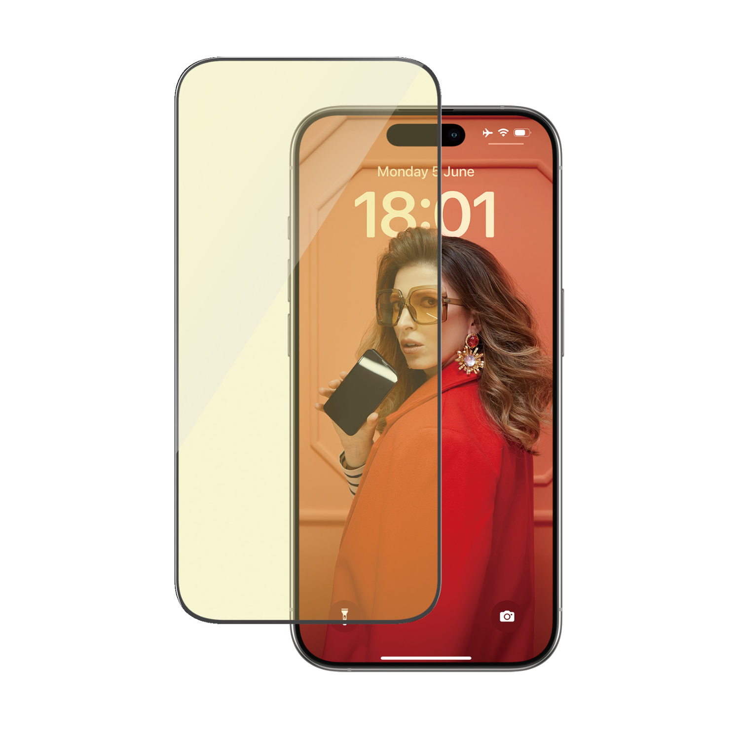 Ein Smartphone mit Displayschutz. Das Telefon zeigt eine Frau, die ein Telefon hält, mit Sonnenuntergangshintergrund.