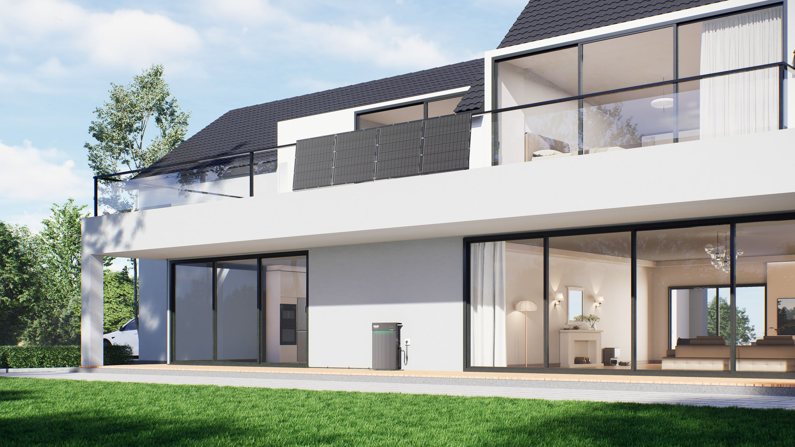Modernes Haus von außen mit Balkon, Fenstern und Sonnenkollektoren. Grüner Rasen im Vordergrund.