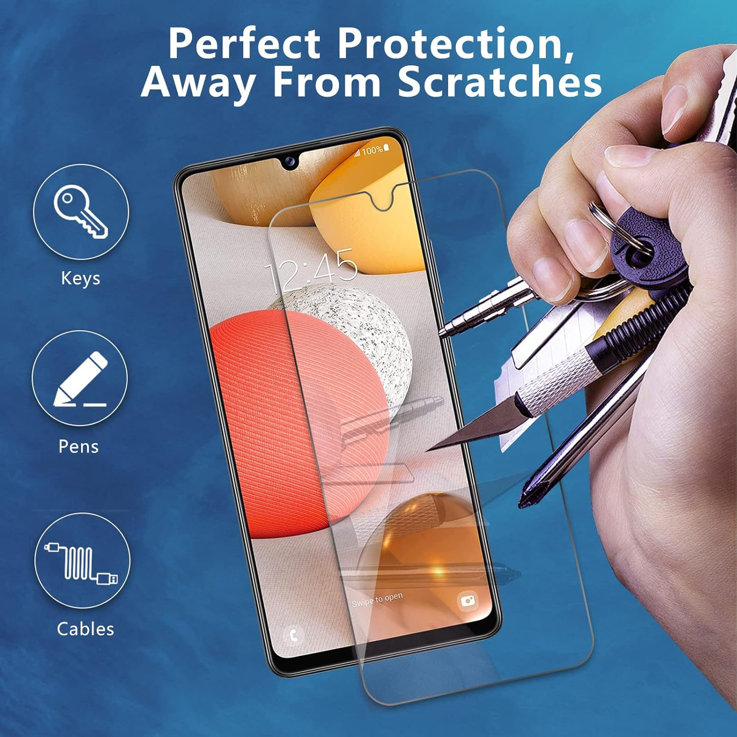 Hand, die Schlüssel und einen Stift hält und auf ein Telefon mit Displayschutz zeigt. Das Telefon ist auf blauem Grund.