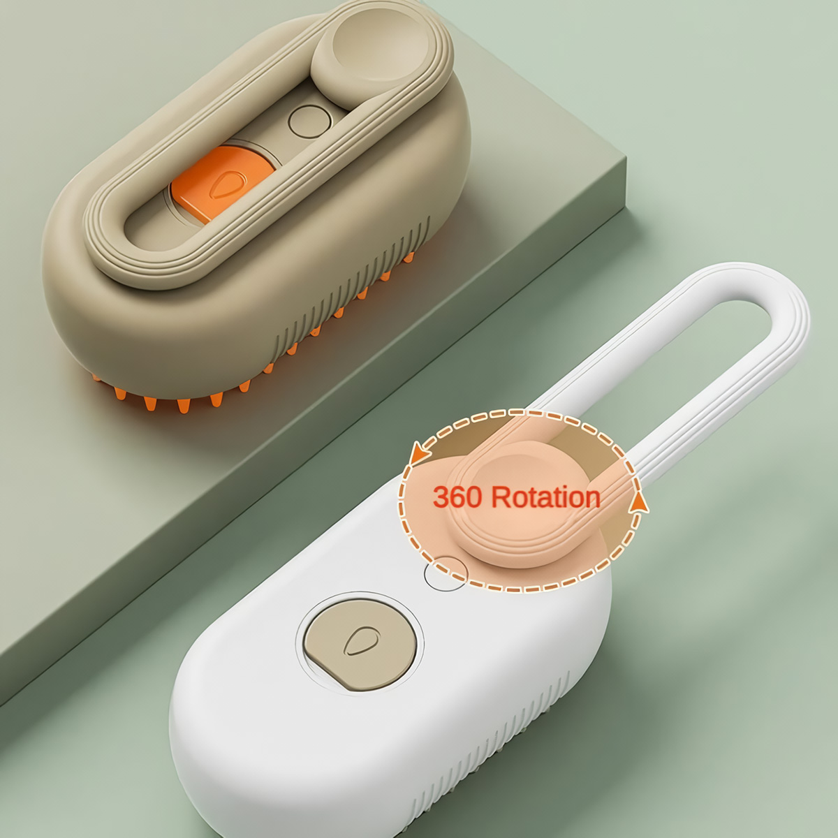 Dos cepillos de limpieza, uno beige y otro blanco, con función de cabezal giratorio de 360 grados, sobre superficie verde.