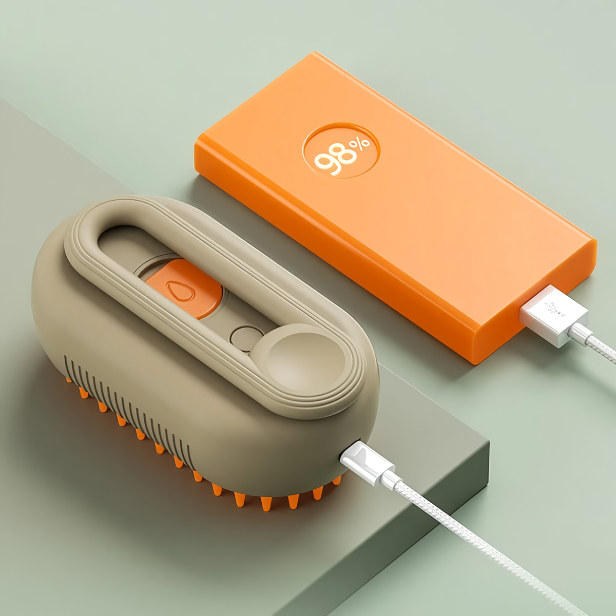 Un banco de energía naranja cargando un dispositivo de masaje gris. El fondo es verde y gris.