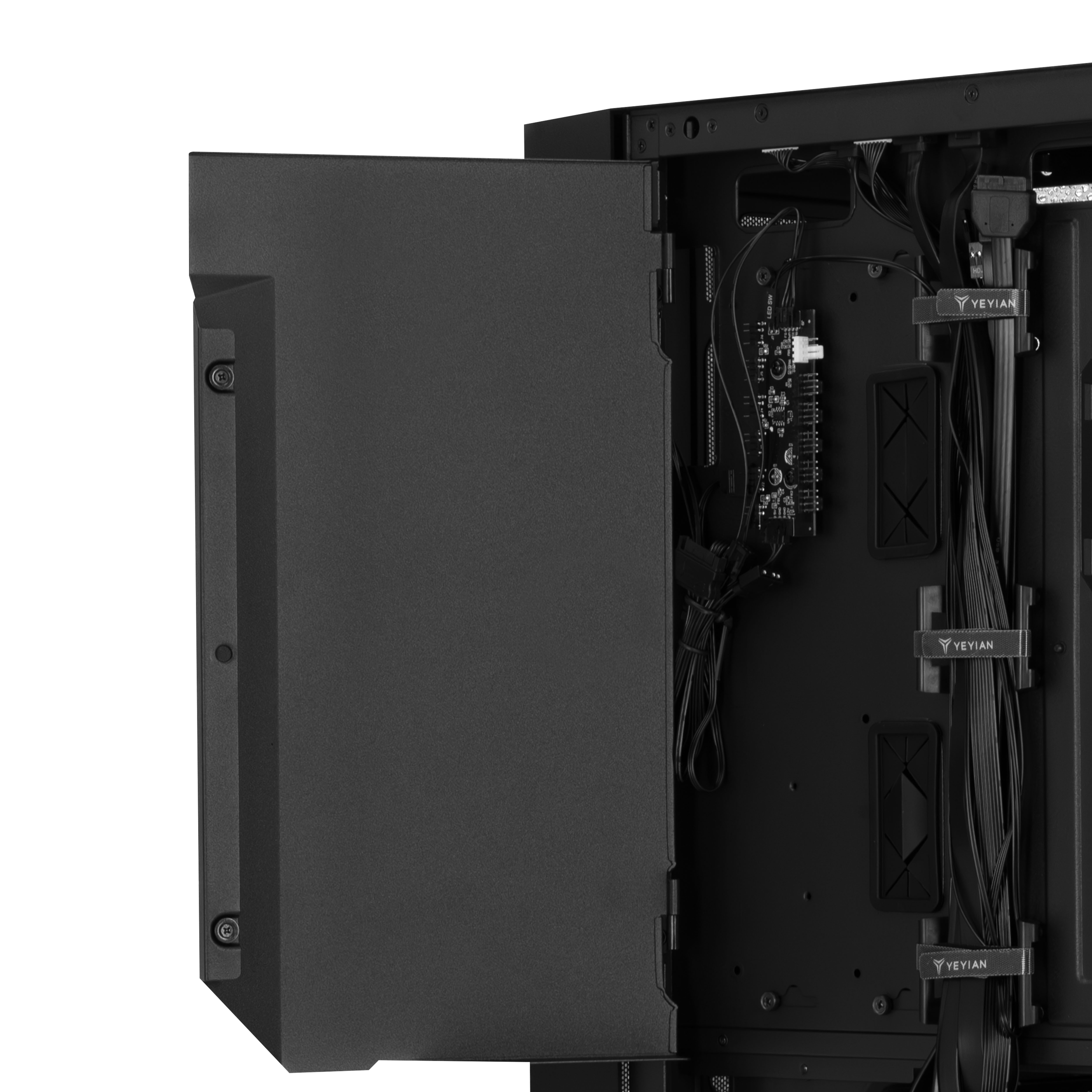 Interior de caja de ordenador negra con componentes y cables.