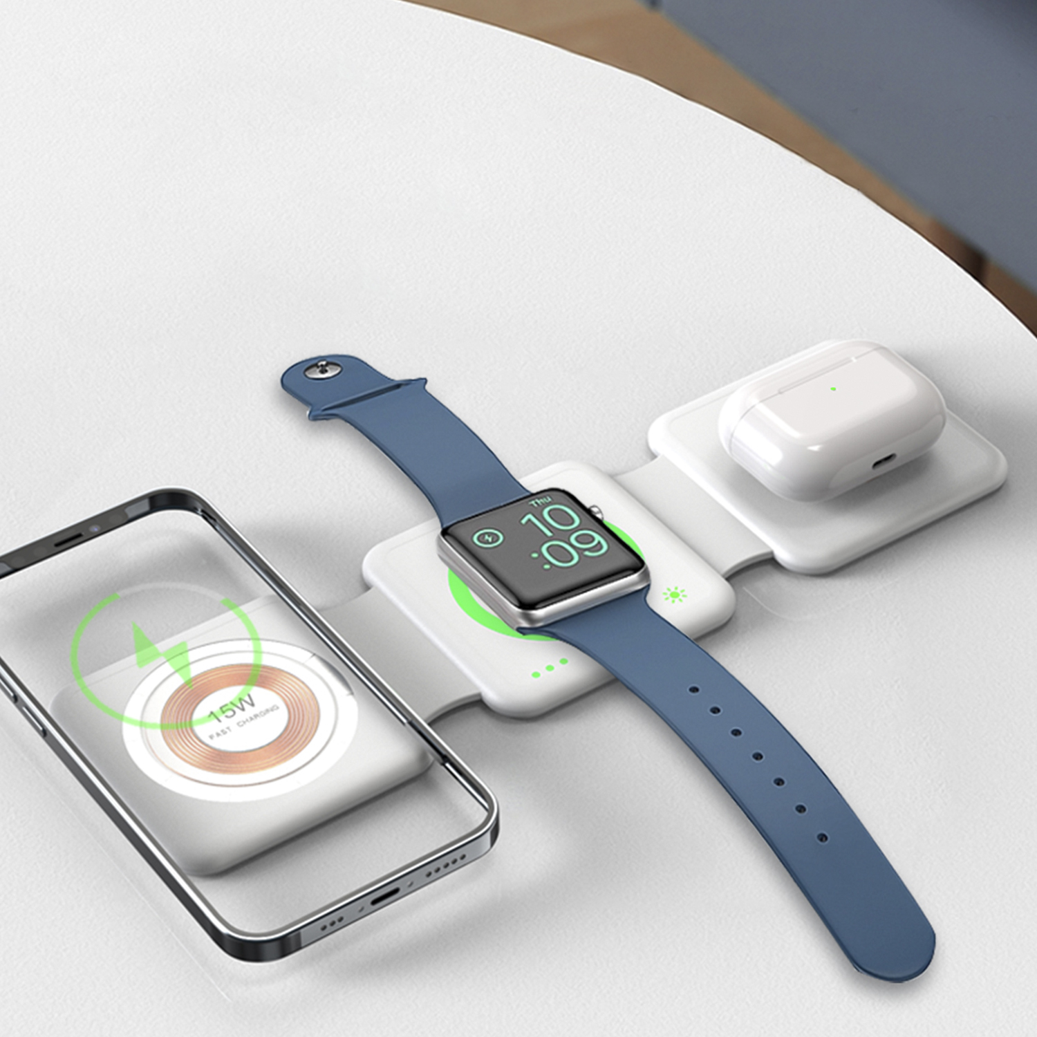 Un supporto di ricarica wireless bianco contiene telefono, orologio e auricolari, tutti in carica.