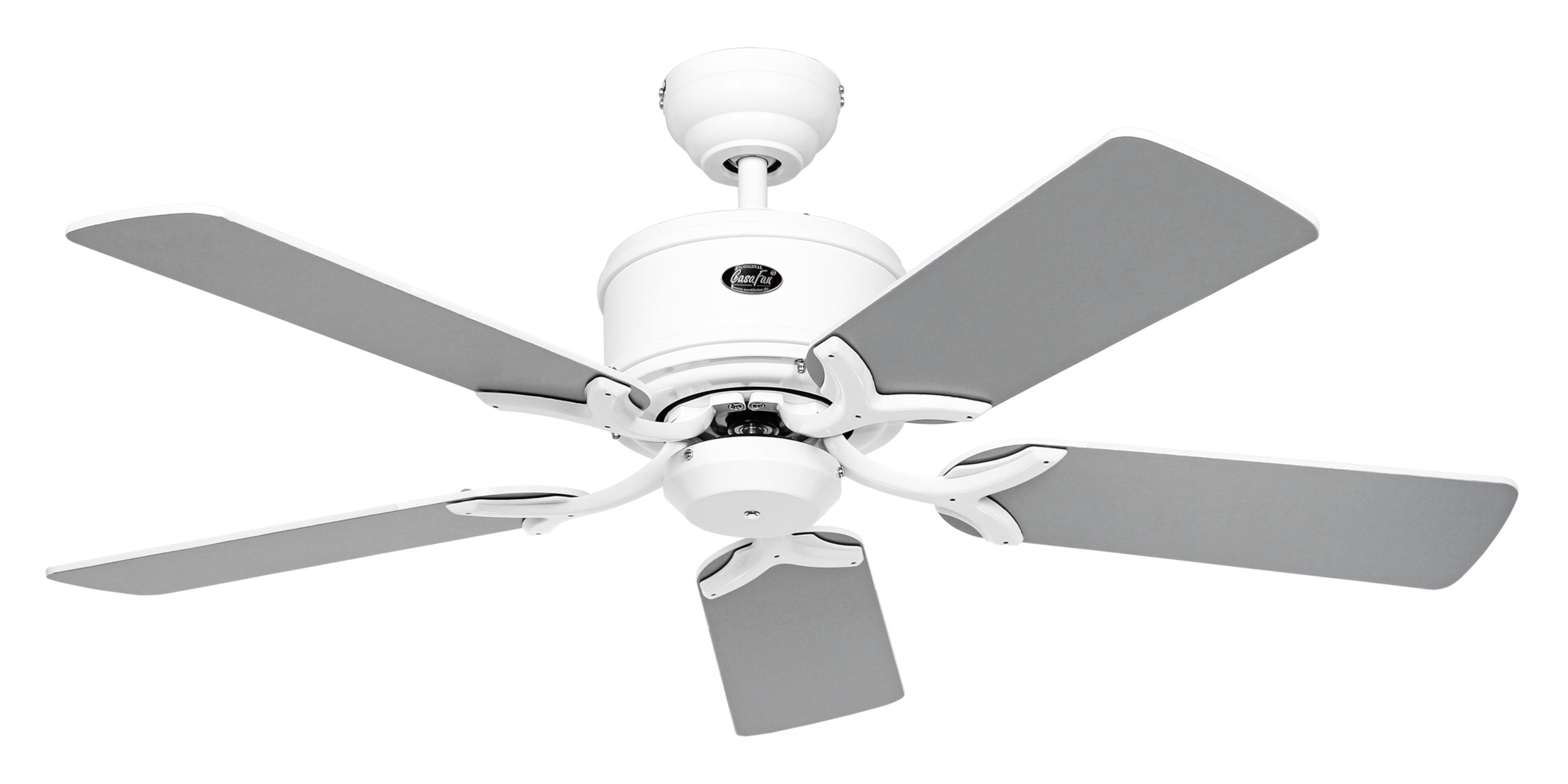 Ventilatore da soffitto bianco con cinque pale grigie. È montato sul soffitto, visibile dal basso.