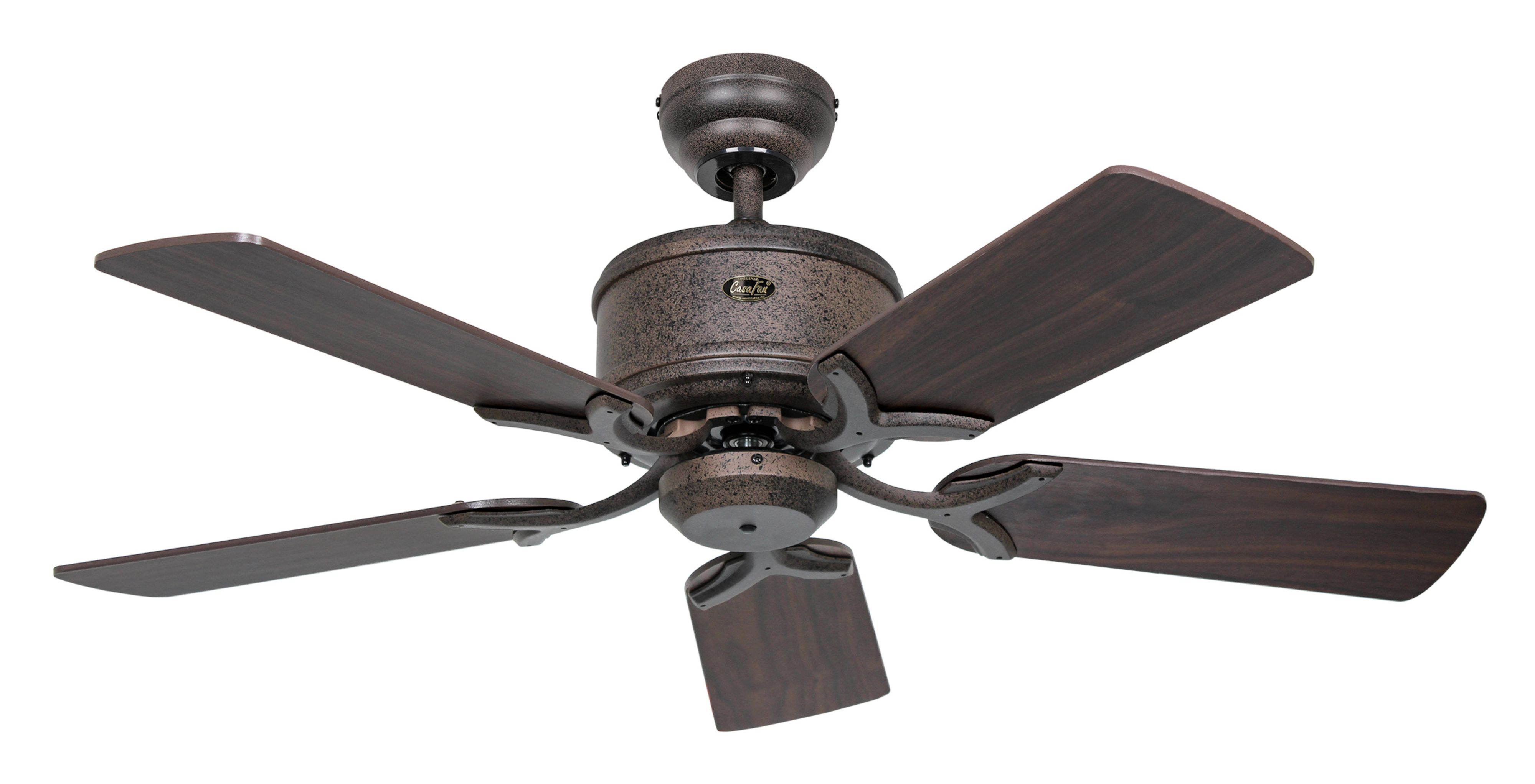 Ventilatore da soffitto con cinque pale marrone scuro, alloggiamento motore bronzato, sfondo bianco.